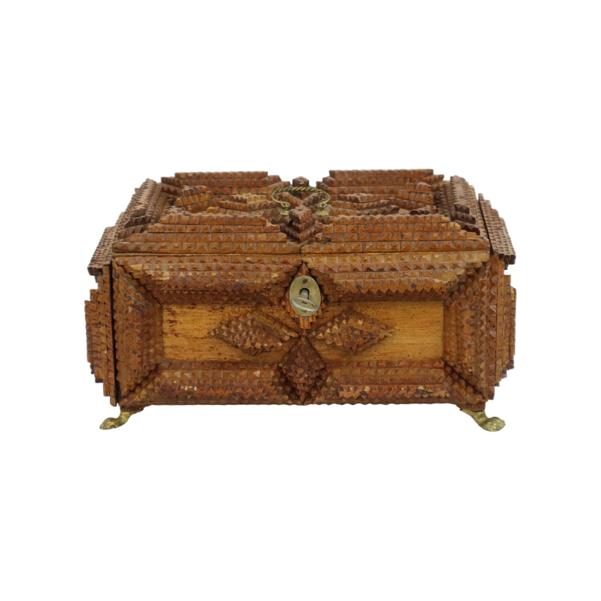 Caja antigua Tramp Art, joyero o caja de baratijas, llamada caja de baratijas, forrada de papel pintado, fabricada en Francia hacia 1900.

Una bella forma de arte popular, cualquiera podía hacer un objeto de arte vagabundo con lo que tenía a mano,