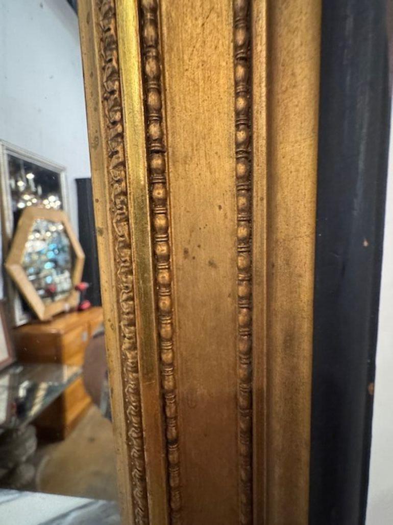 Français Antique French Transitional Giltwood and Black Narrow Mirror (miroir étroit en bois doré et noir) en vente