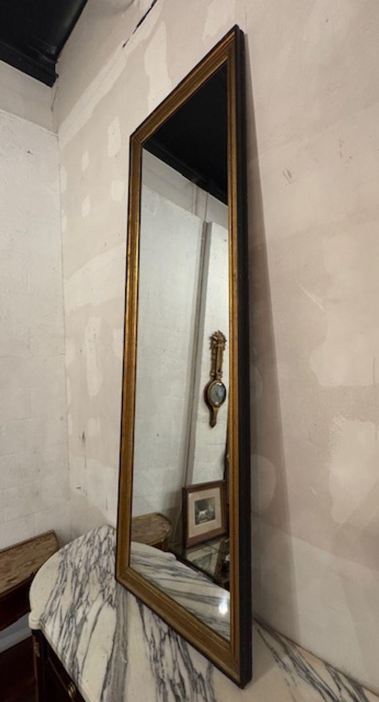 Antique French Transitional Giltwood and Black Narrow Mirror (miroir étroit en bois doré et noir) Bon état - En vente à Dallas, TX