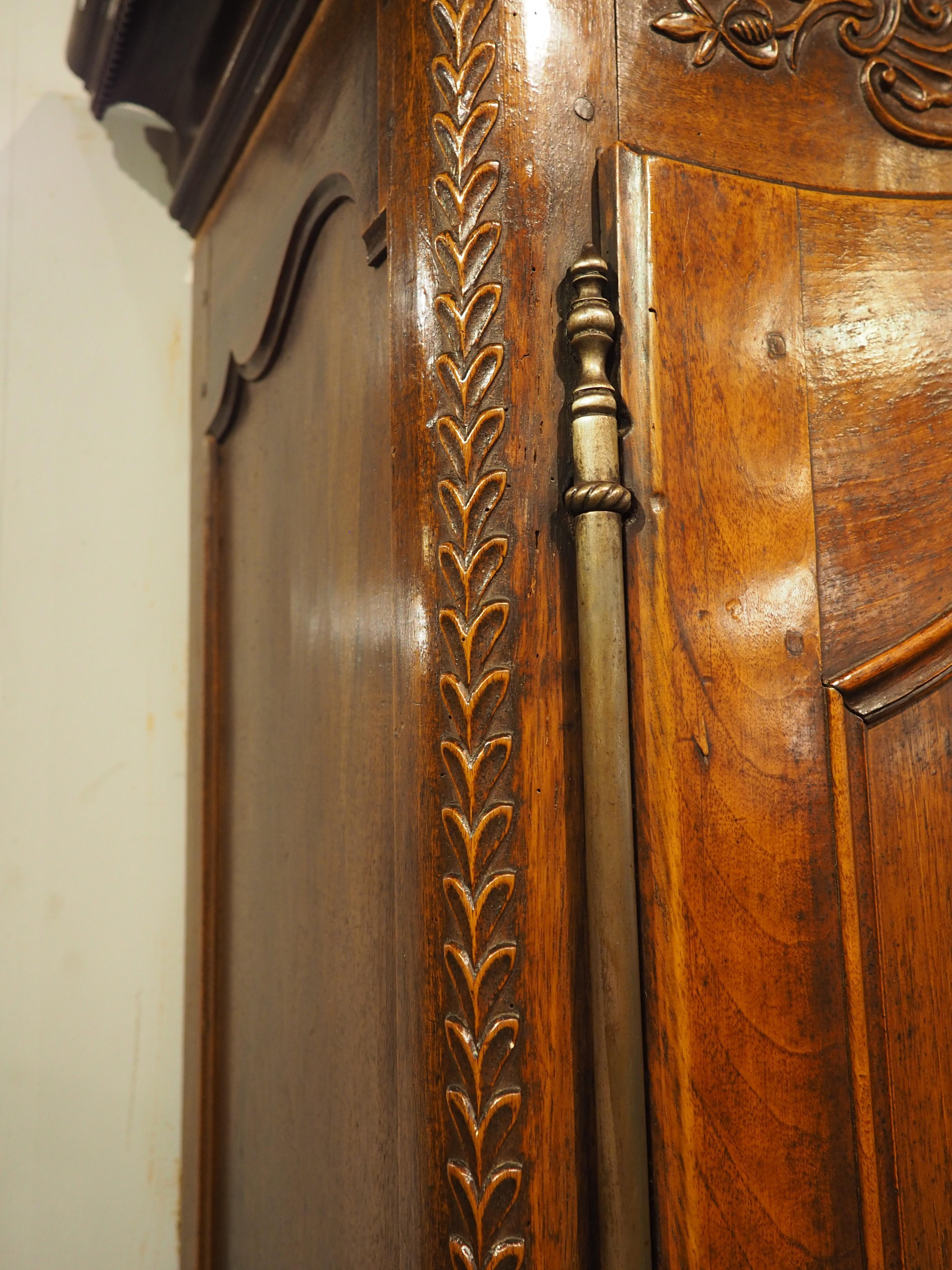 Antique French Transitional Louis XV / XVI Walnut Buffet Deux Corps, Circa 1780 en vente 8
