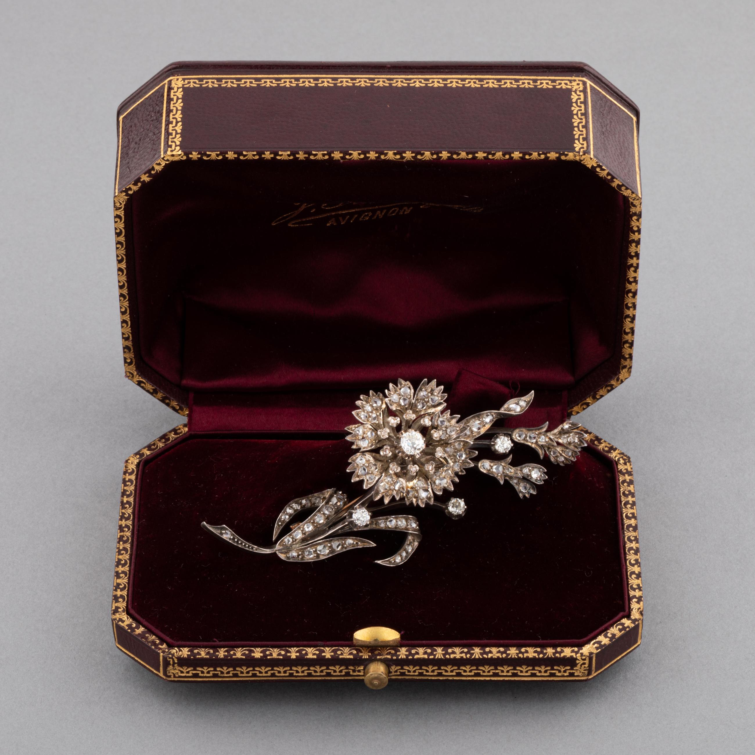 Une très belle broche ancienne, fabriquée en France vers 1880.
Réalisé en or rose 18k et en argent, serti de diamants de taille européenne ancienne et de taille rose. La plus grosse est de bonne qualité, 0,50 carats environ et de couleur