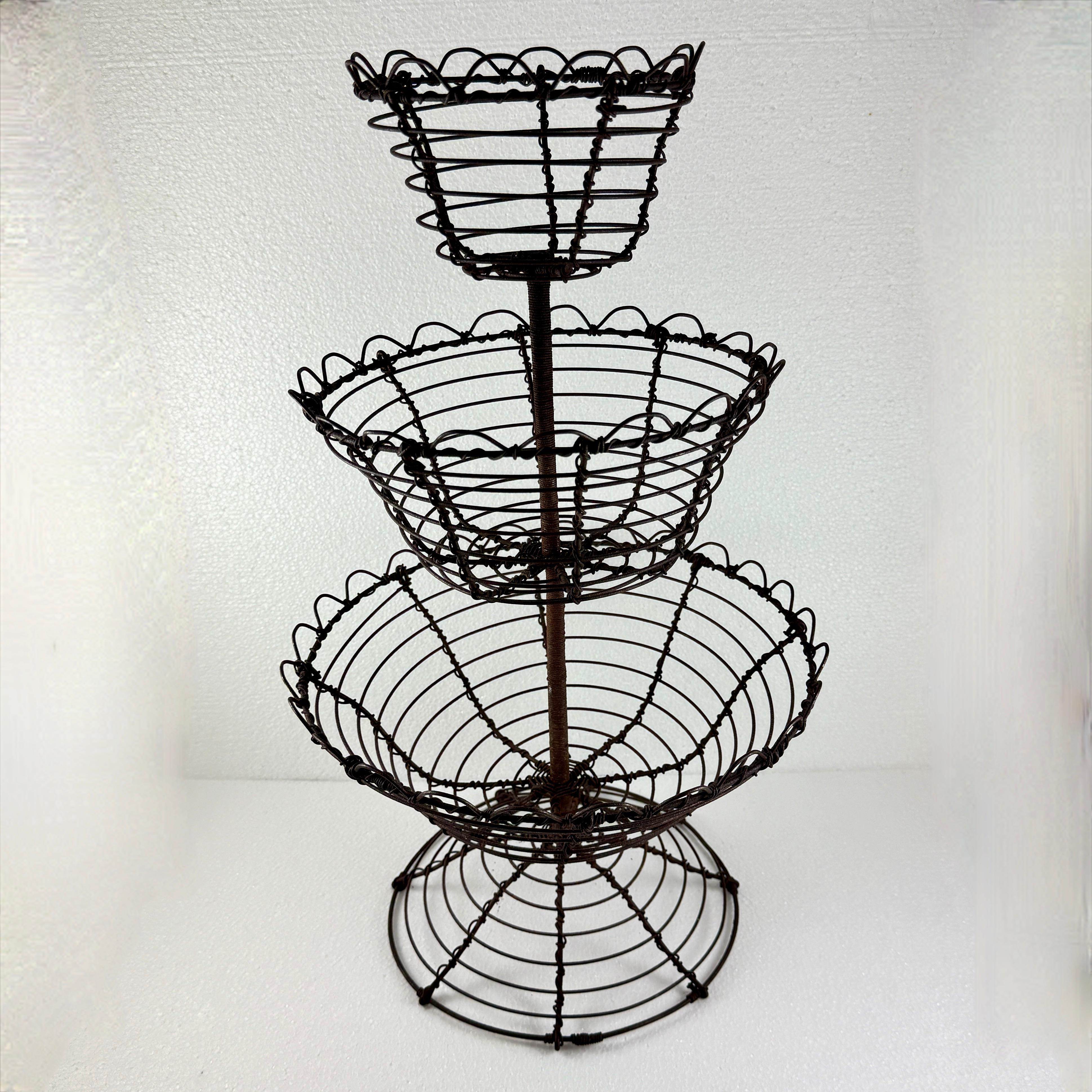Antique French Triple Tier Handmade Twisted Black Wire Küche Korb (Französisch) im Angebot