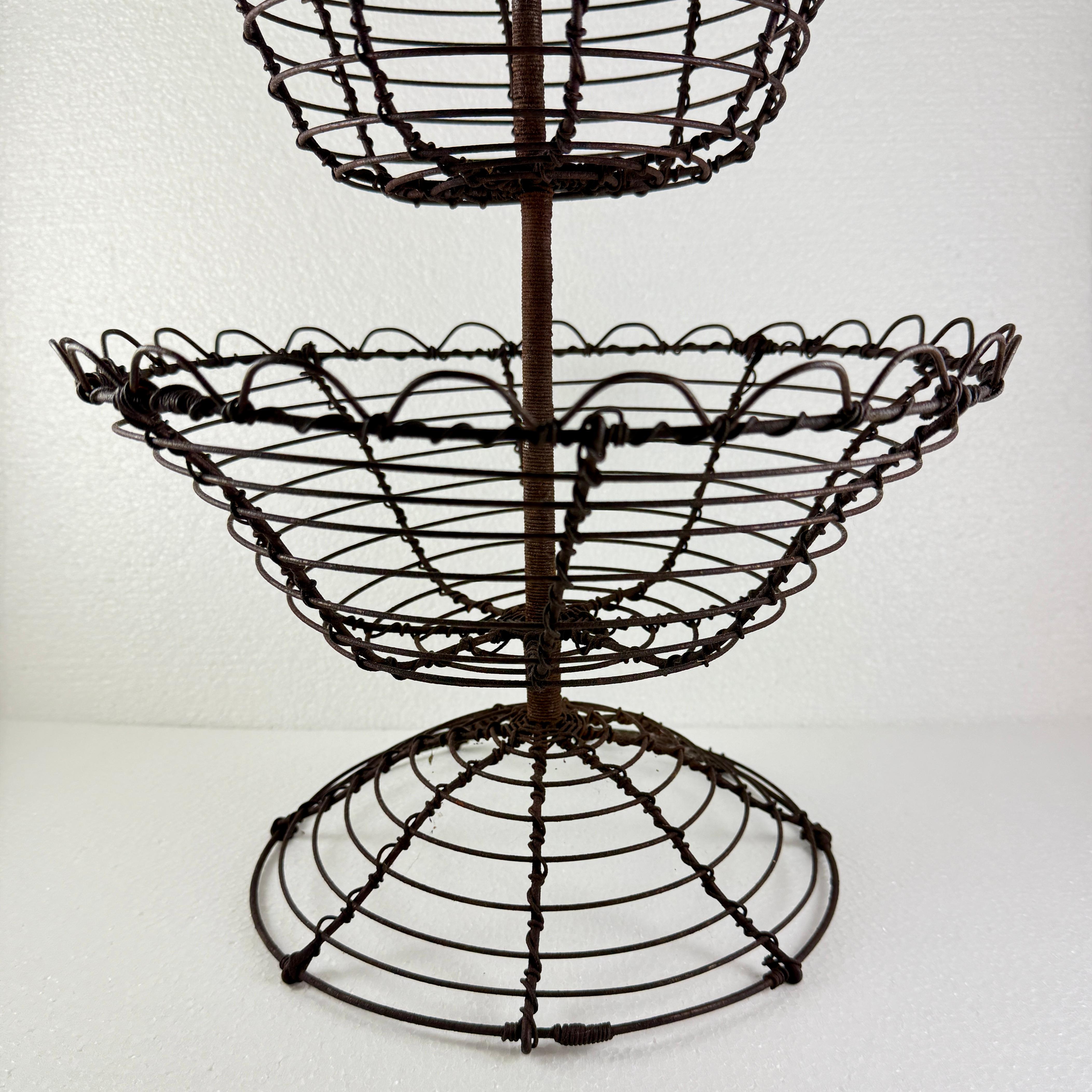 Antique French Triple Tier Handmade Twisted Black Wire Küche Korb (Handgefertigt) im Angebot