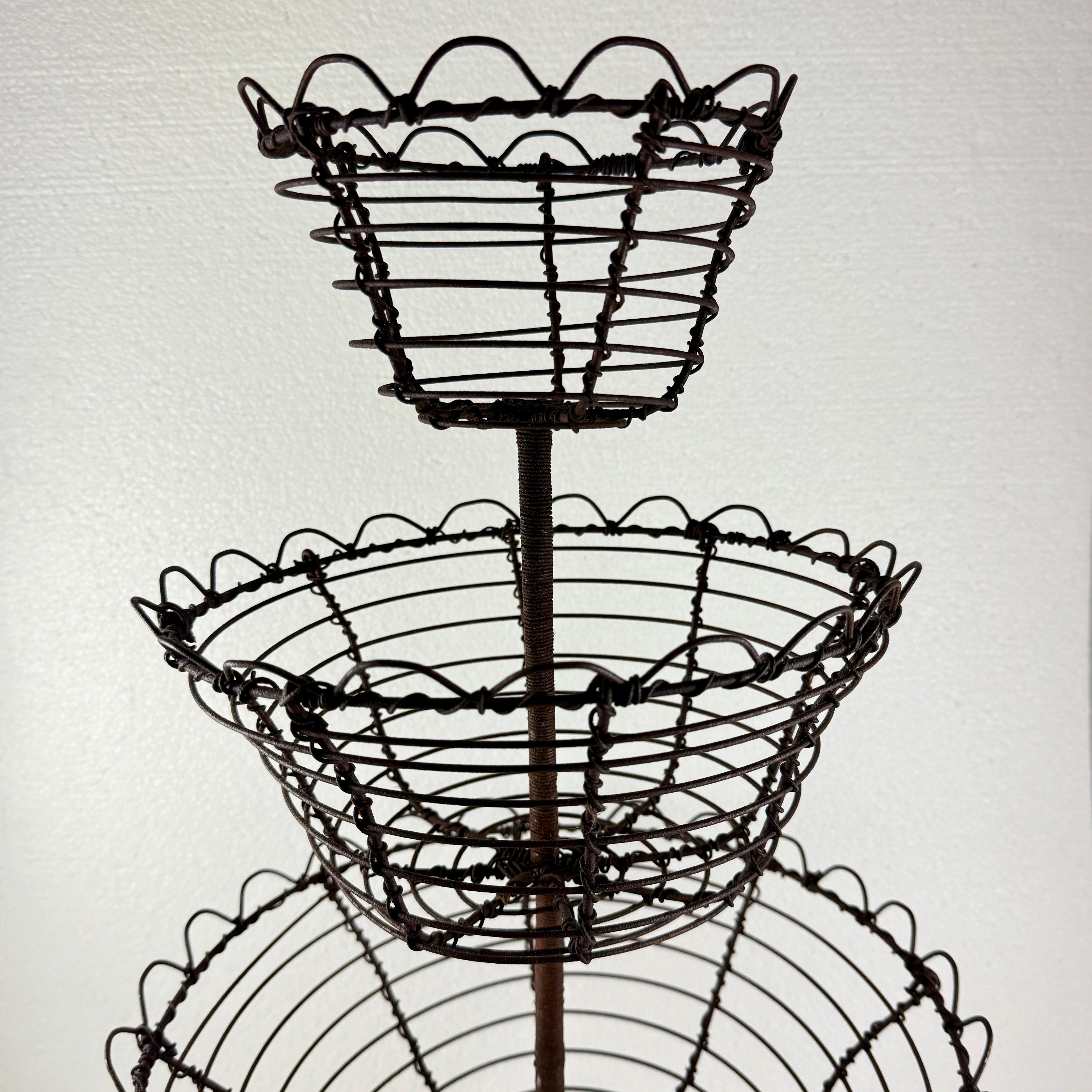 Antique French Triple Tier Handmade Twisted Black Wire Küche Korb im Zustand „Gut“ im Angebot in Philadelphia, PA