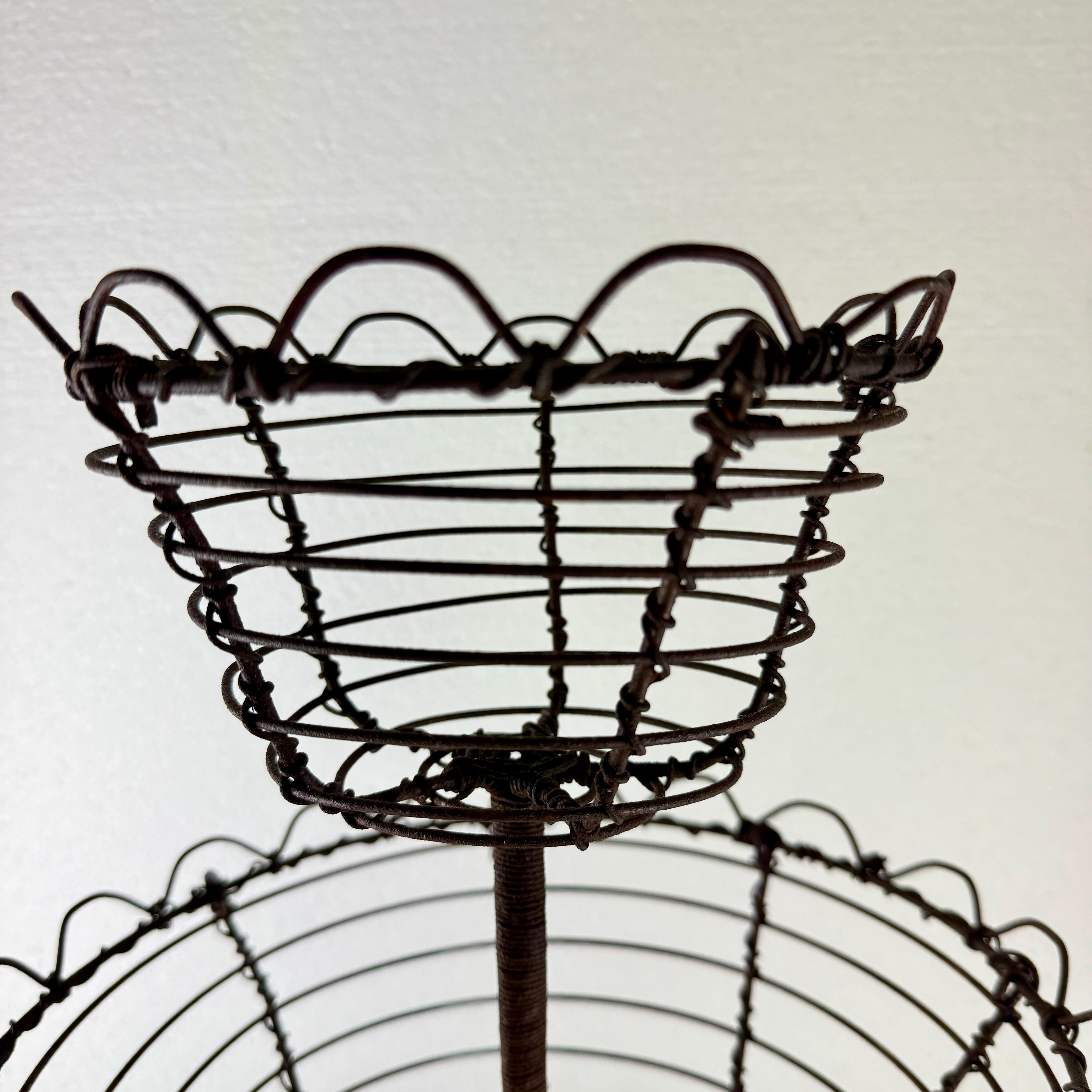 Antique French Triple Tier Handmade Twisted Black Wire Küche Korb (19. Jahrhundert) im Angebot