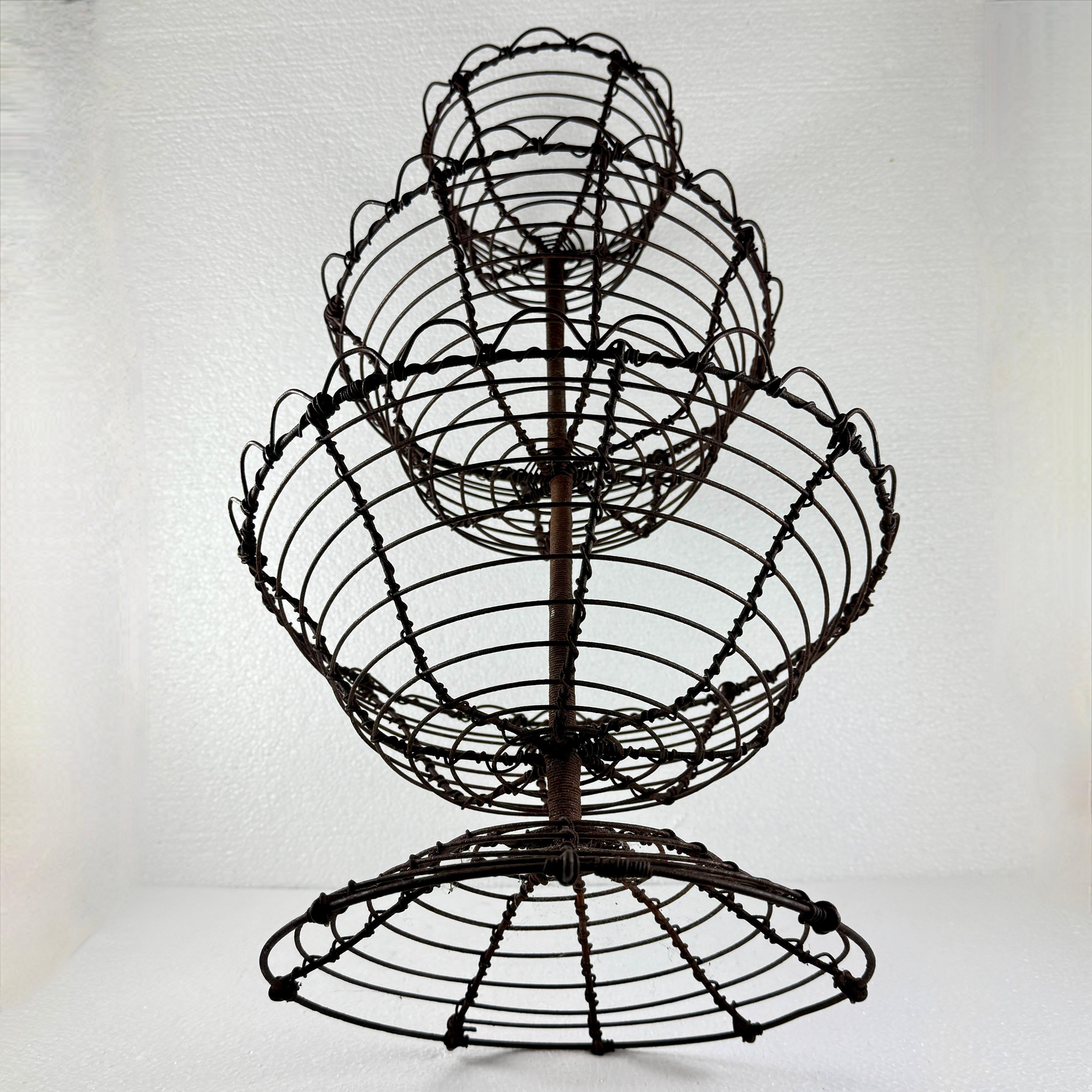 Antique French Triple Tier Handmade Twisted Black Wire Küche Korb (Metall) im Angebot