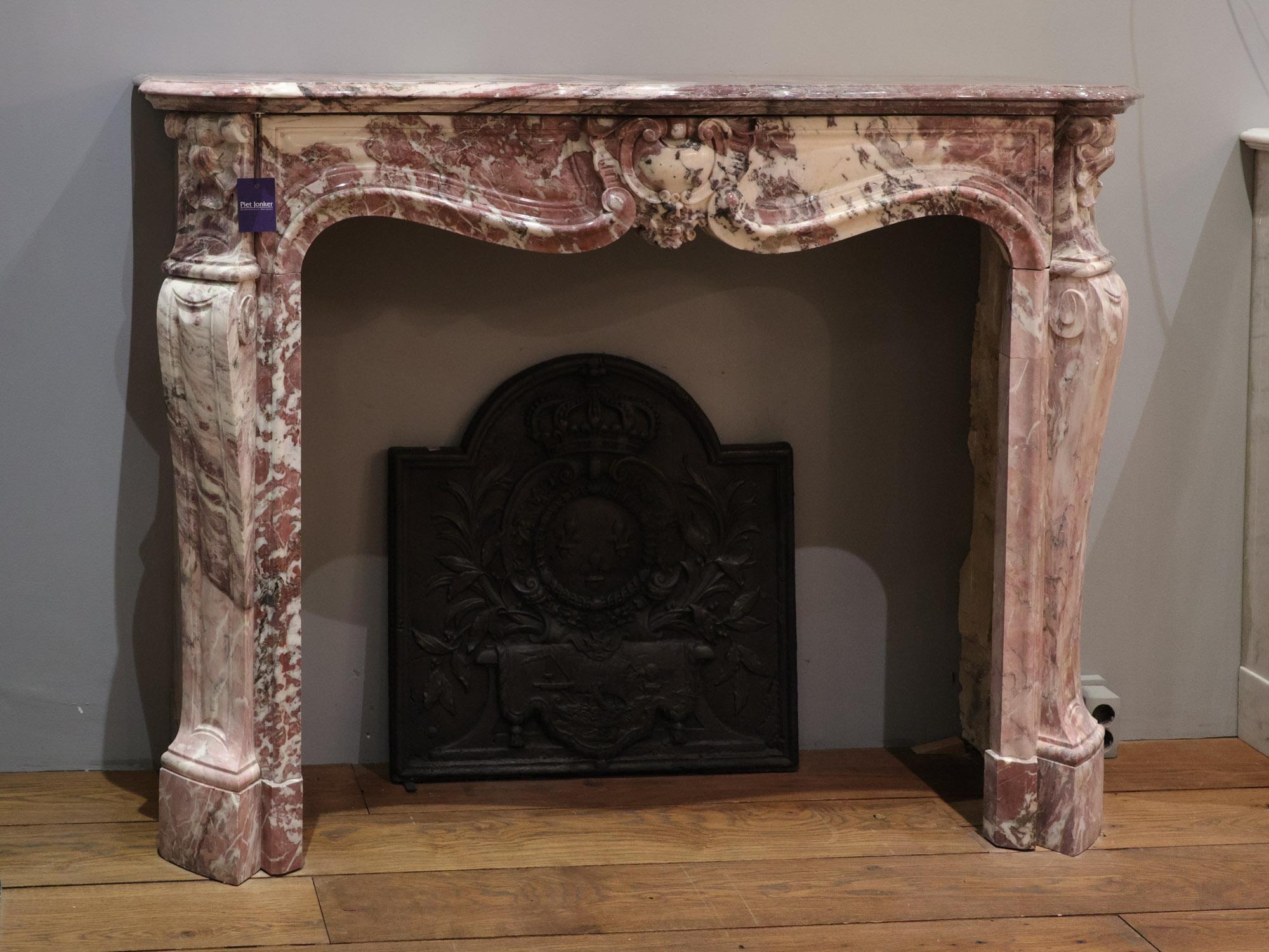 Antique French Trois Coquilles Fireplace in Violet, Pink and White marble In Good Condition For Sale In Baambrugge, NL