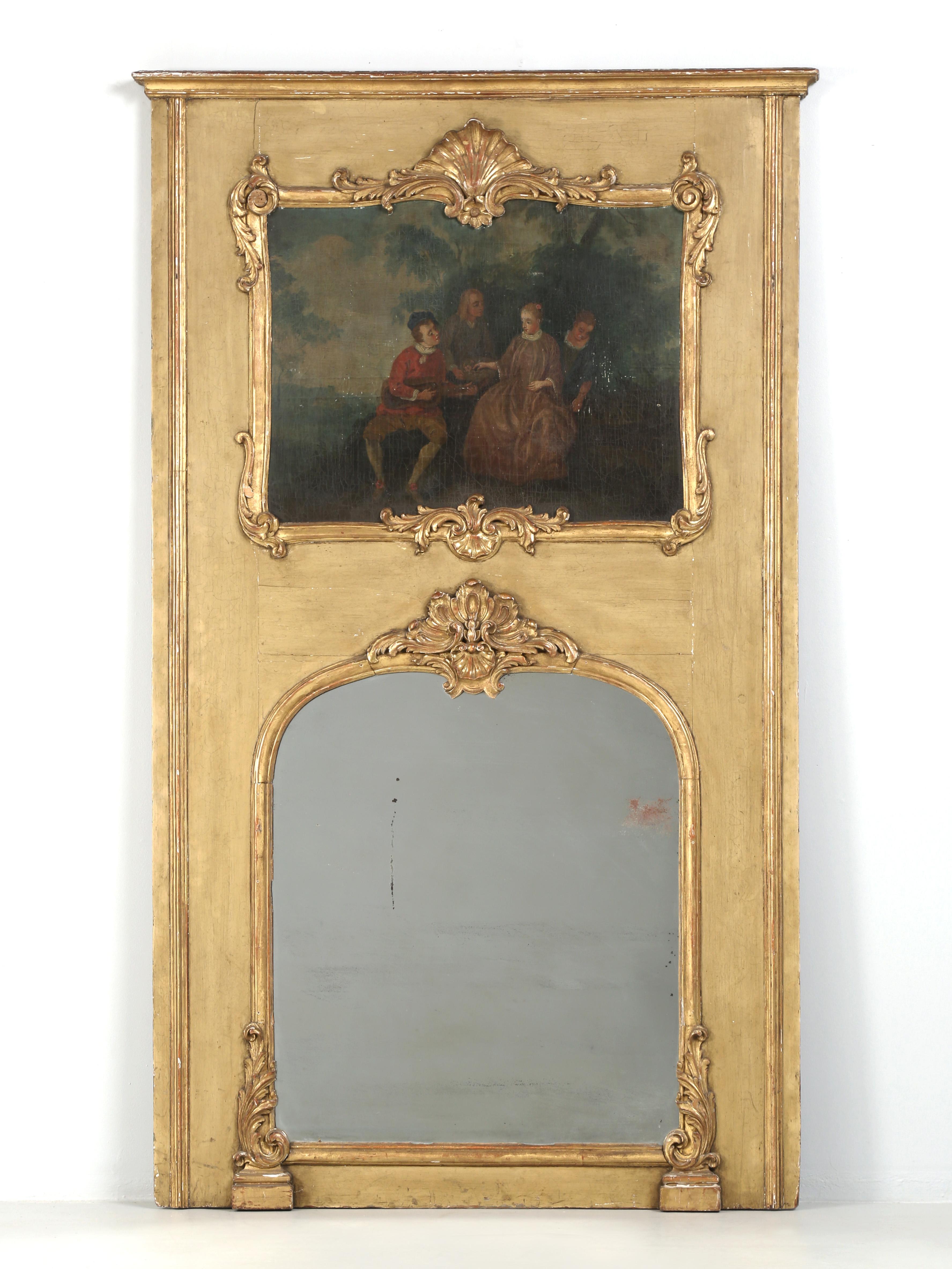Les miroirs Trumeau sont un type de miroir fabriqué à l'origine par les Français à la fin des années 1700 et nous daterions ce miroir Trumeau ancien de cette période. Le mot Trumeau se définit par l'espace entre deux fenêtres, où un grand Trumeau