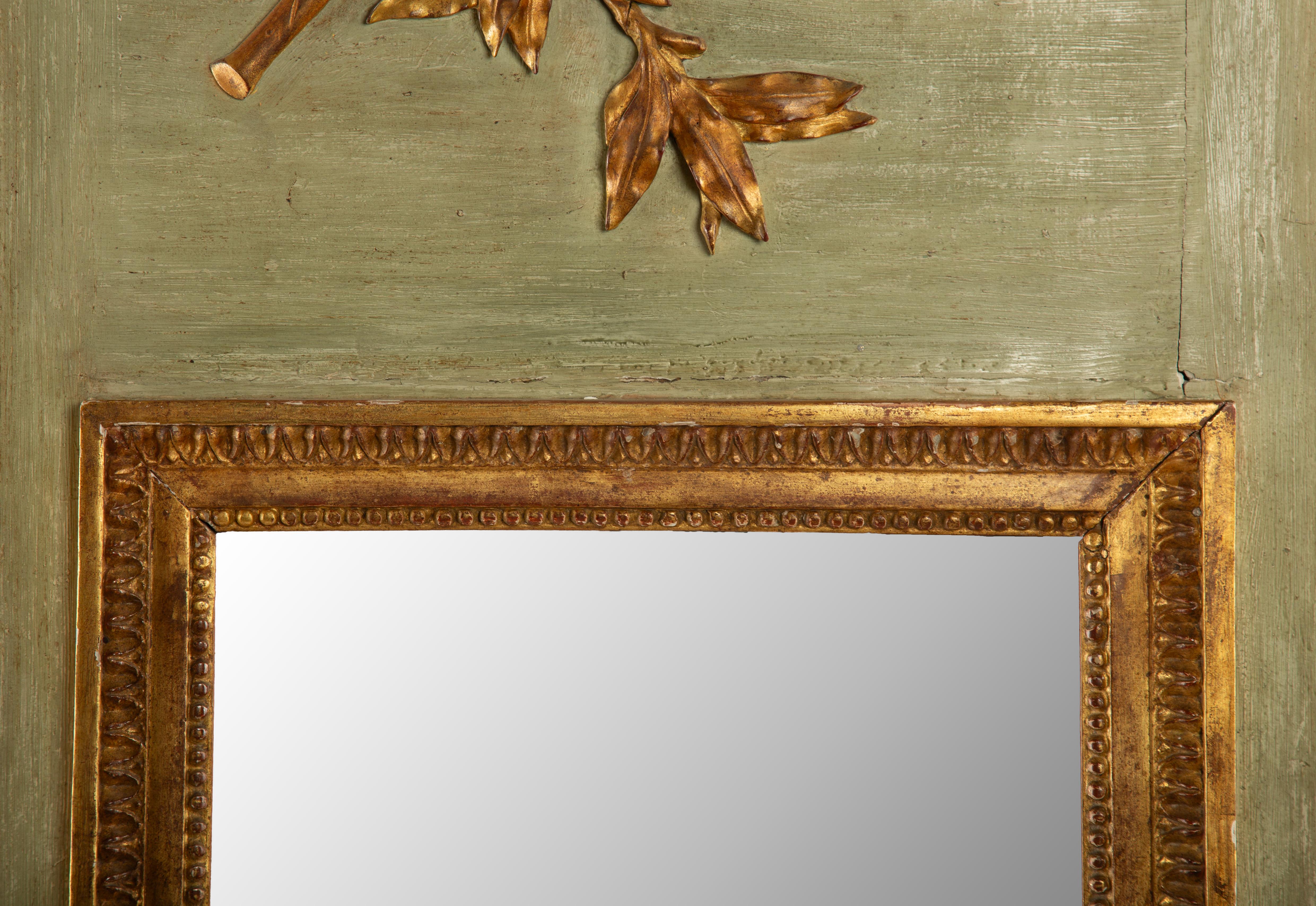 Français Antique French Trumeau Mirror, A.I.C., peint en vert avec un trophée en bois doré. en vente