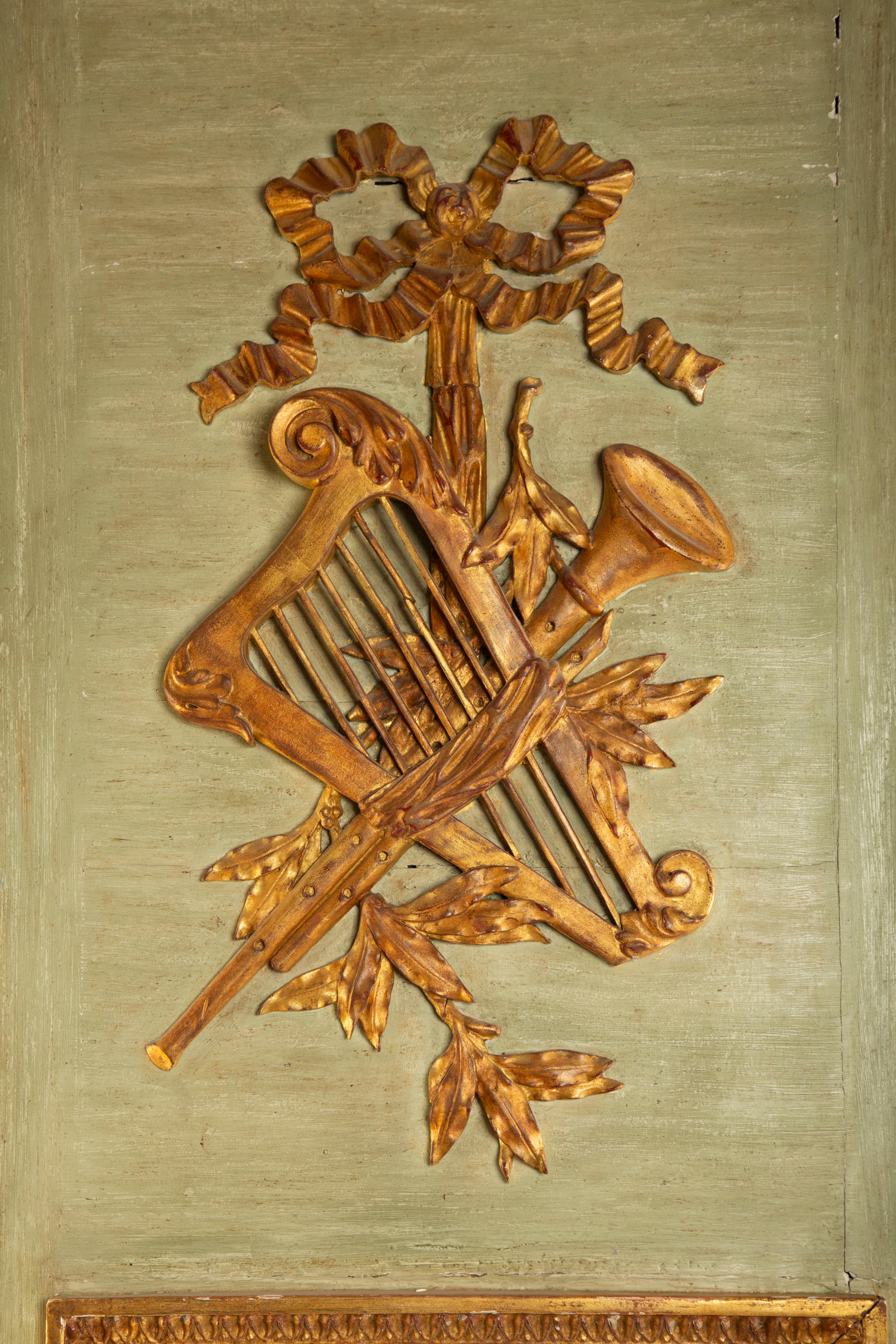 Antique French Trumeau Mirror, A.I.C., peint en vert avec un trophée en bois doré. Excellent état - En vente à New York, NY