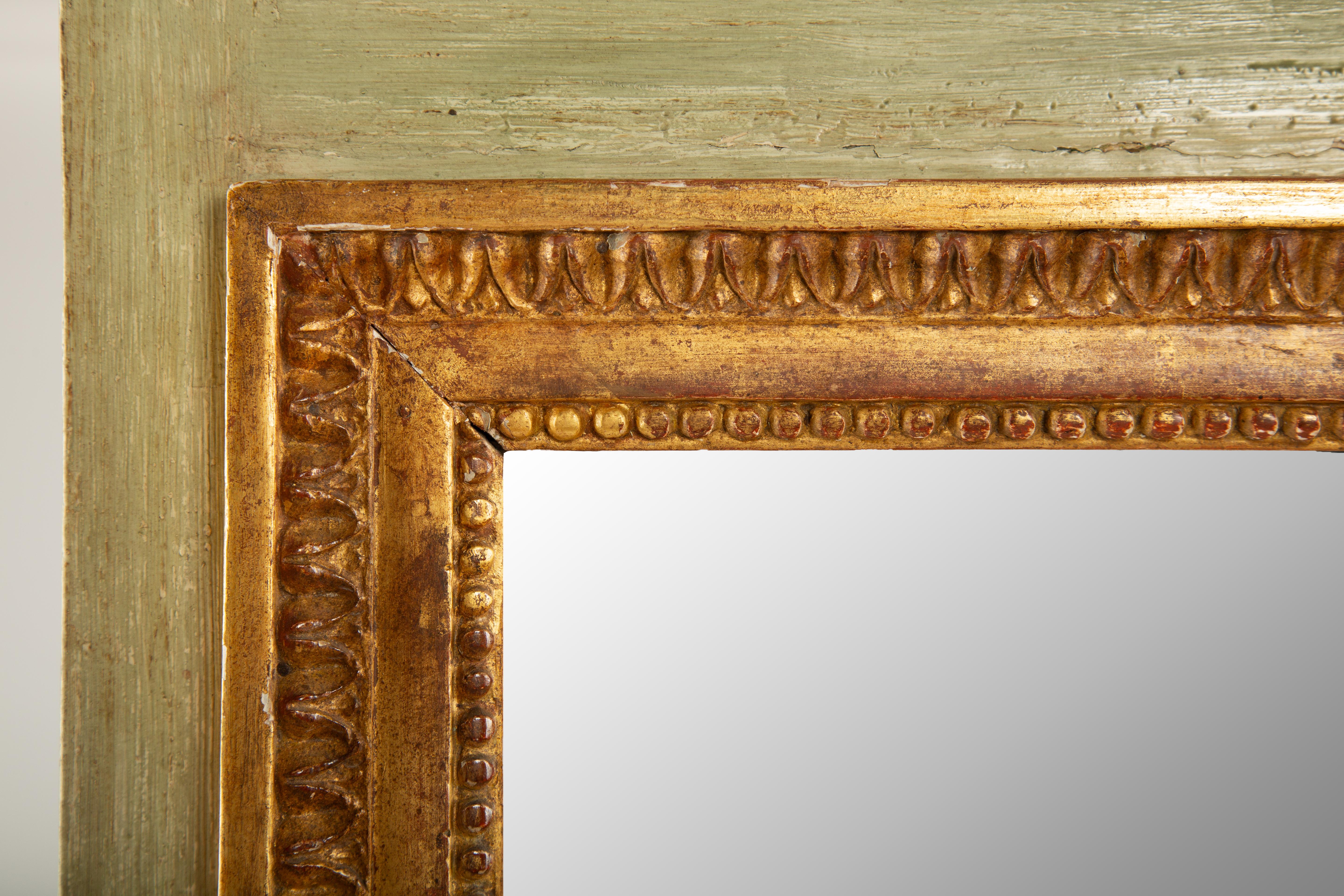 XIXe siècle Antique French Trumeau Mirror, A.I.C., peint en vert avec un trophée en bois doré. en vente
