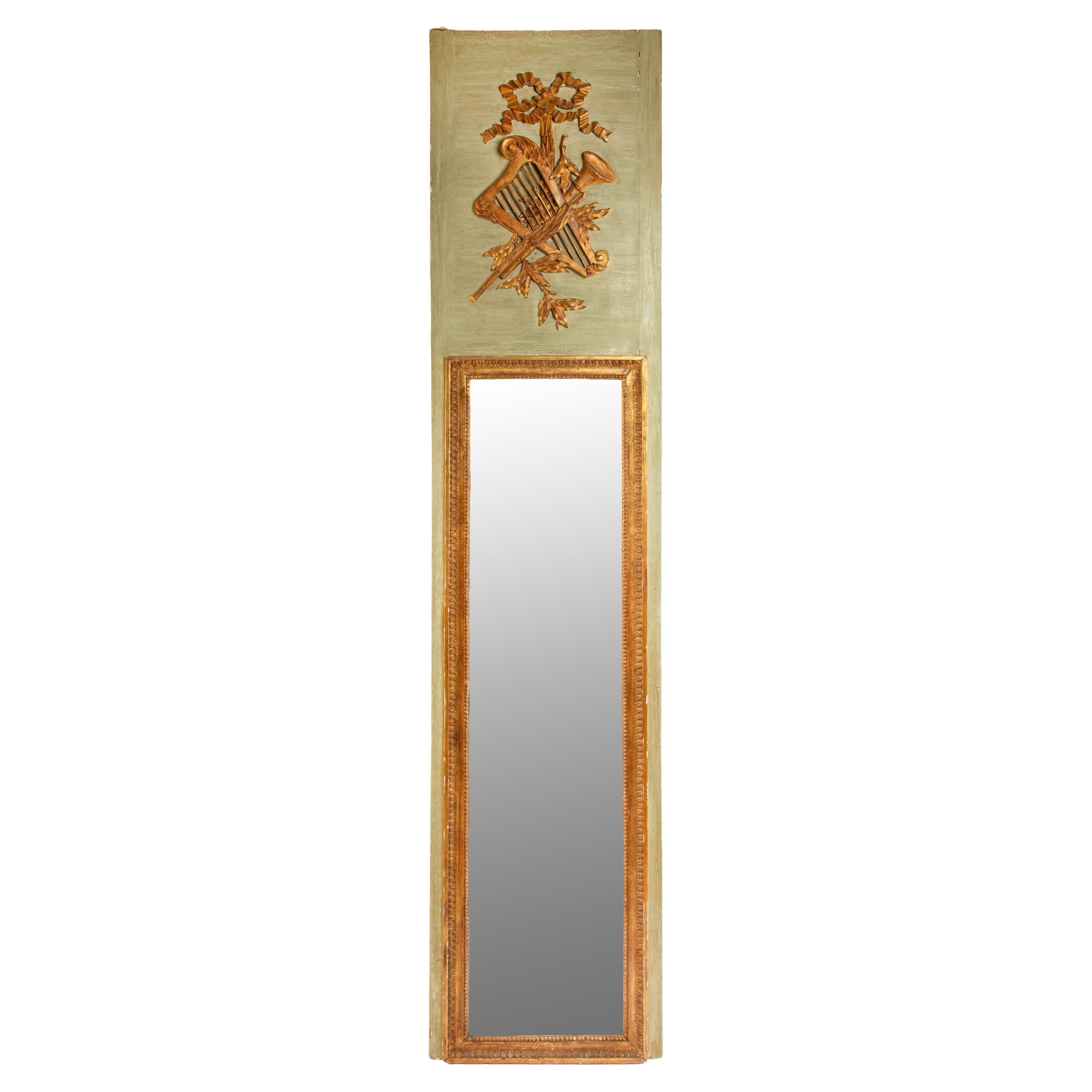 Antique French Trumeau Mirror, A.I.C., peint en vert avec un trophée en bois doré.