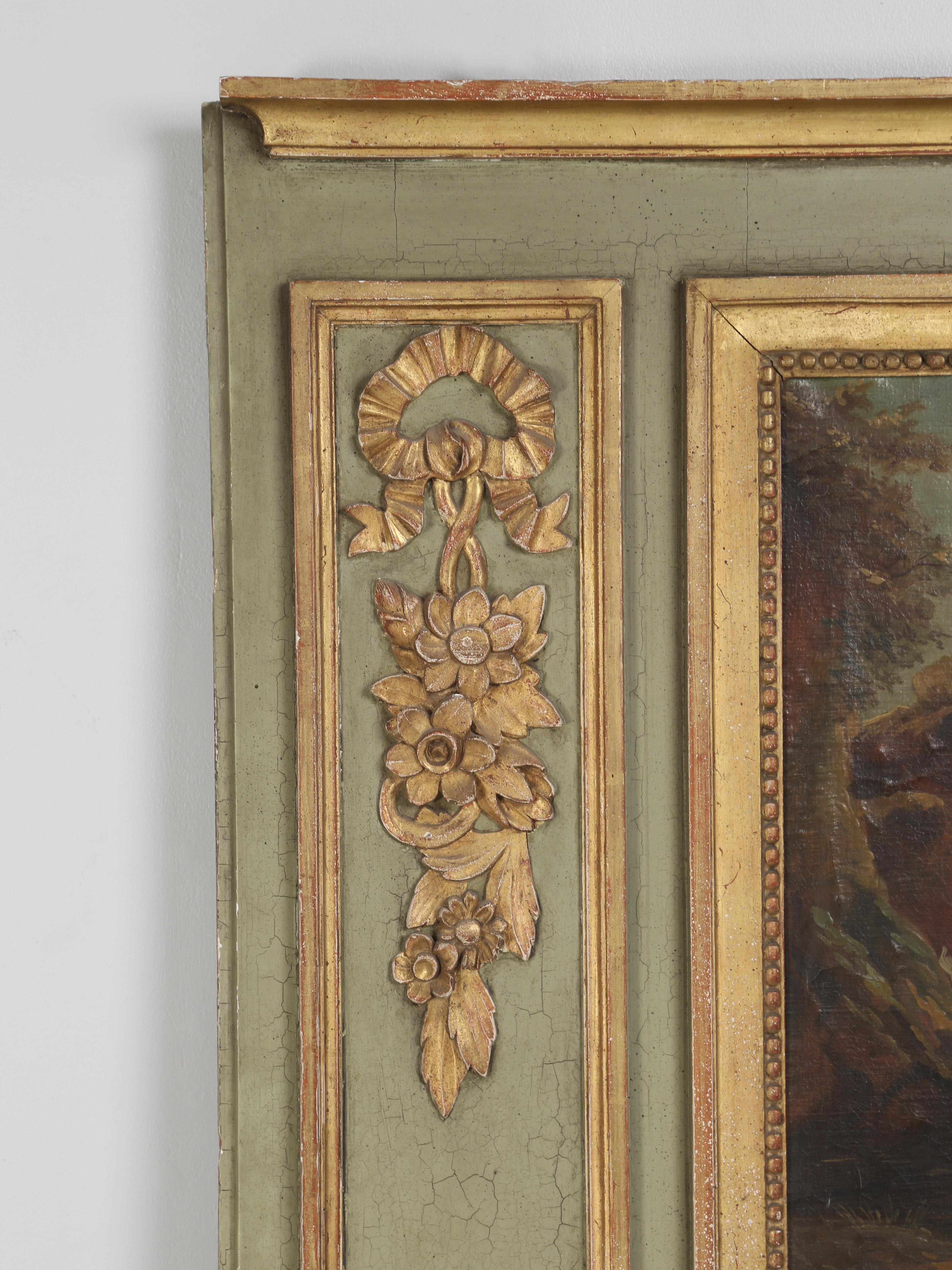 Antiker französischer Trumeau-Spiegel, der Mitte bis Ende des 18. Jahrhunderts handgefertigt wurde und auf wundersame Weise noch seine ursprüngliche Farbe und Vergoldung trägt. Das Gleiche gilt jedoch für den Spiegel, der definitiv ersetzt wurde,