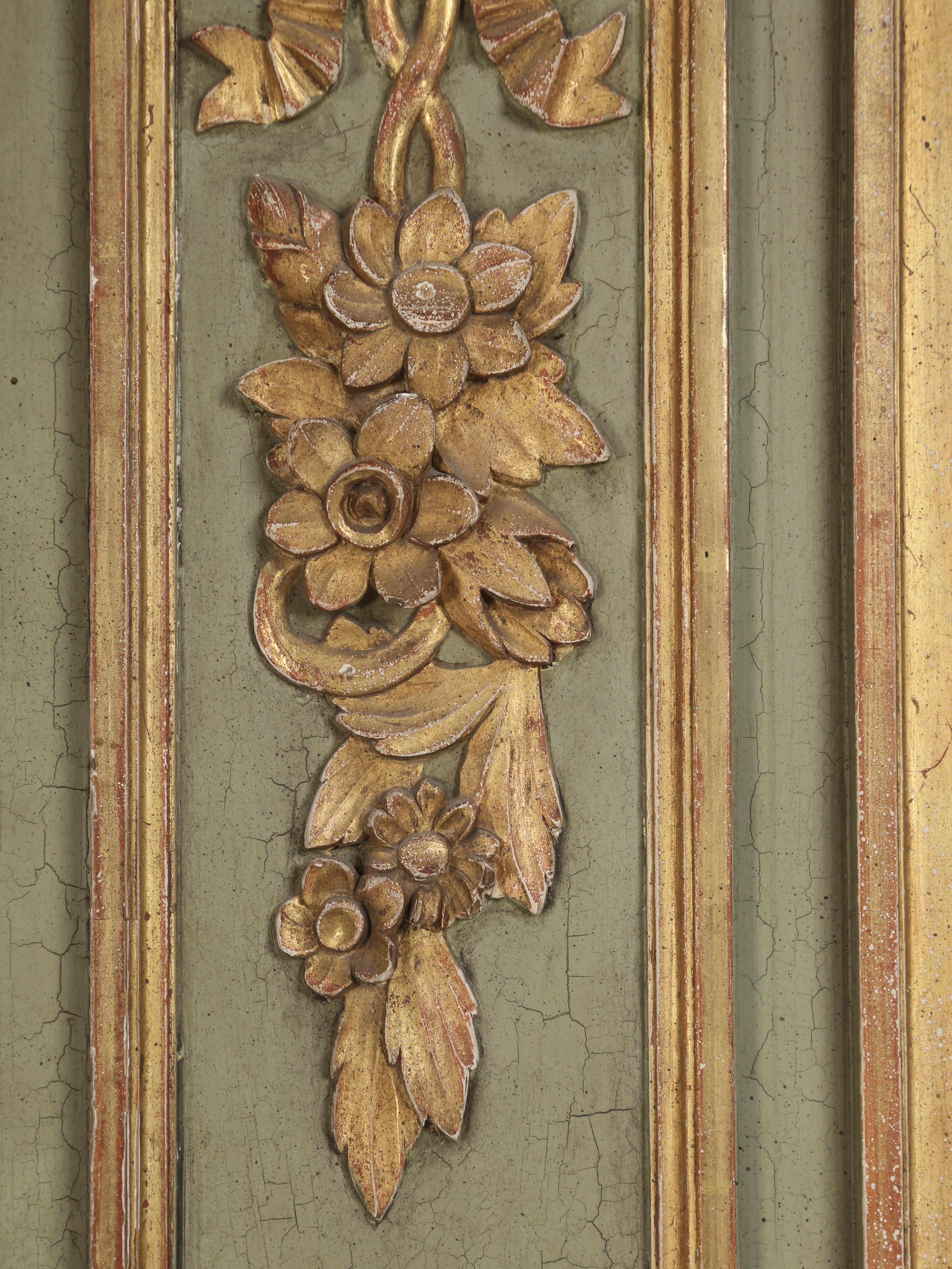 Antiker französischer Trumeau-Spiegel, Originalfarbe und vergoldet, unrestauriert, Ende 1800er Jahre (Louis XVI.) im Angebot