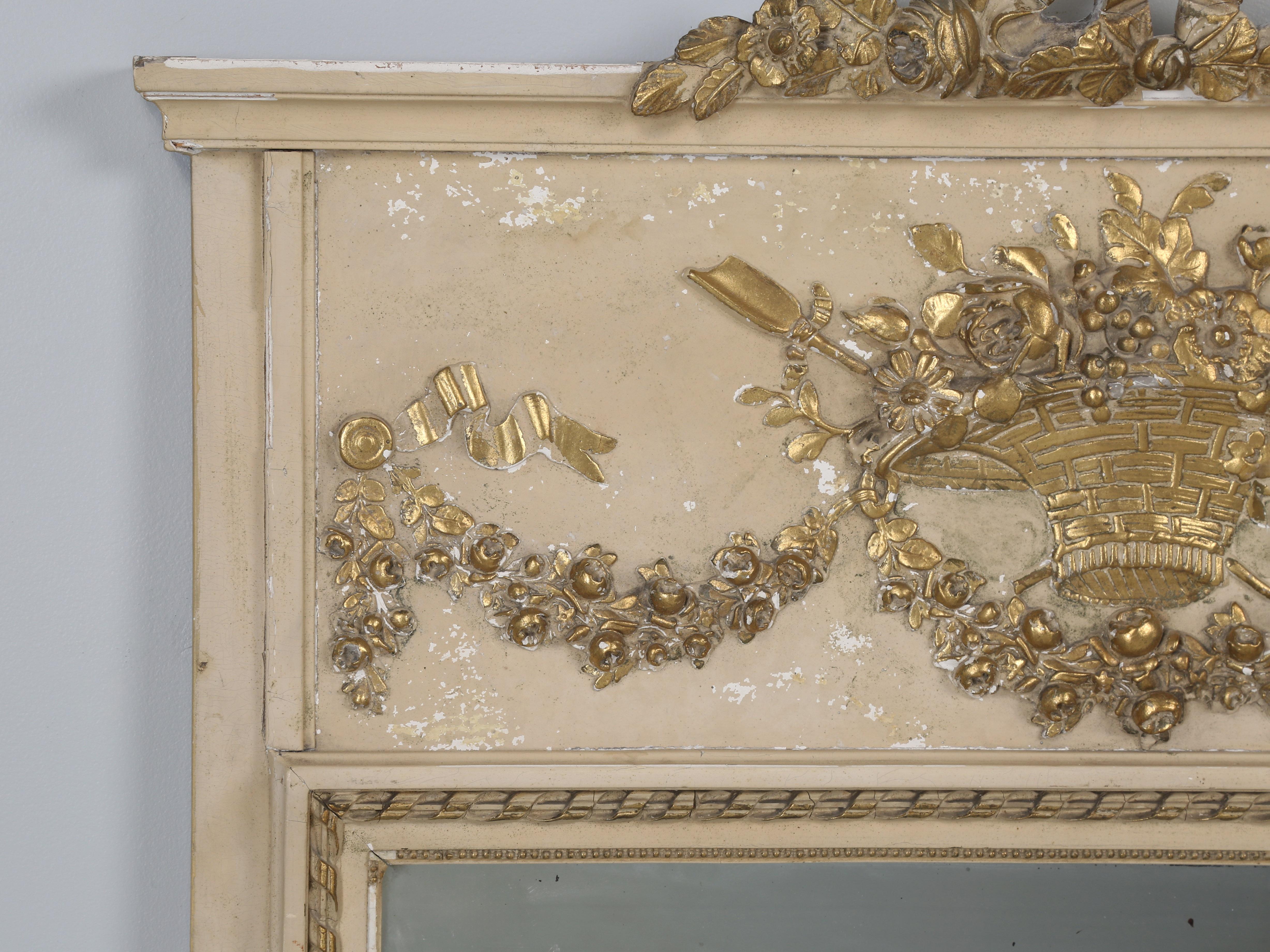 Sculpté à la main Trumeau français ancien avec miroir d'origine non restauré Patine naturelle exceptionnelle en vente
