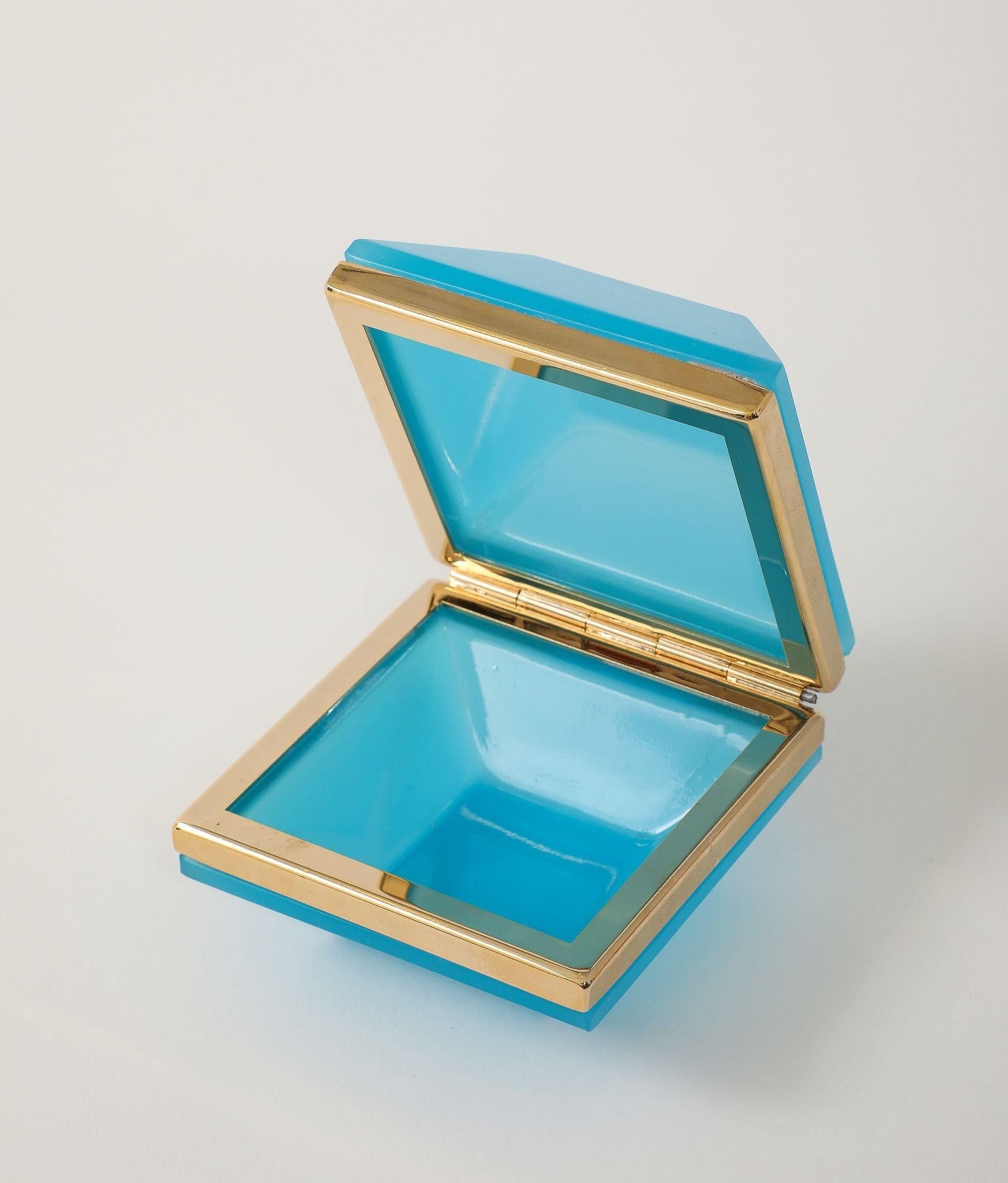 Un'antica scatola quadrata in vetro opalino francese smussato di un sorprendente colore turchese brillante. Il vetro lucido è montato con una ferramenta in bronzo dorato finemente dettagliata, che aggiunge eleganza alla deliziosa tonalità. Il colore
