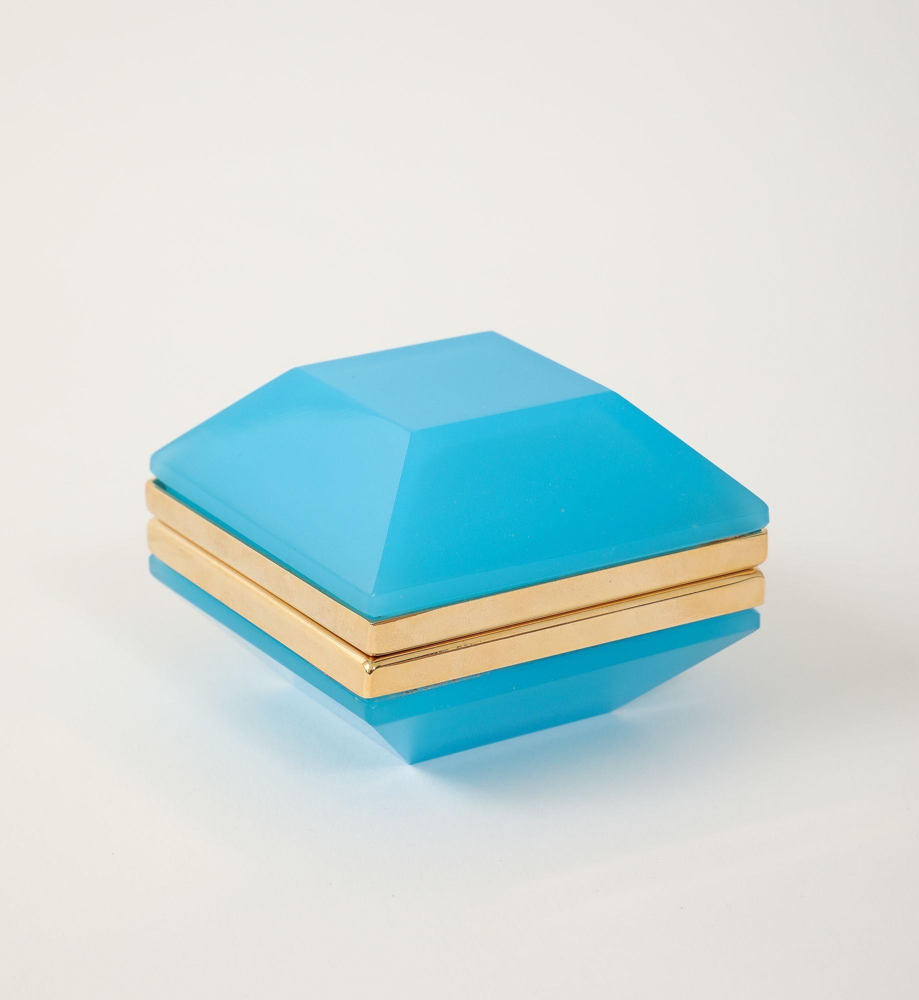 Francese Antique French French Opaline Square Beveled Box, primi anni del XX secolo. in vendita