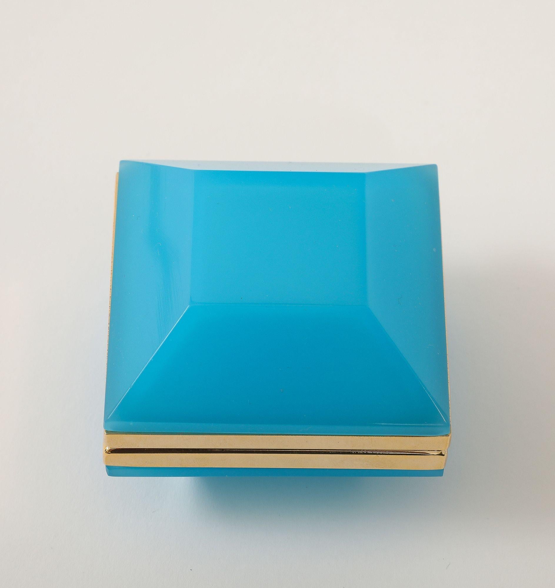 Antique French French Opaline Square Beveled Box, primi anni del XX secolo. In condizioni buone in vendita a South Salem, NY