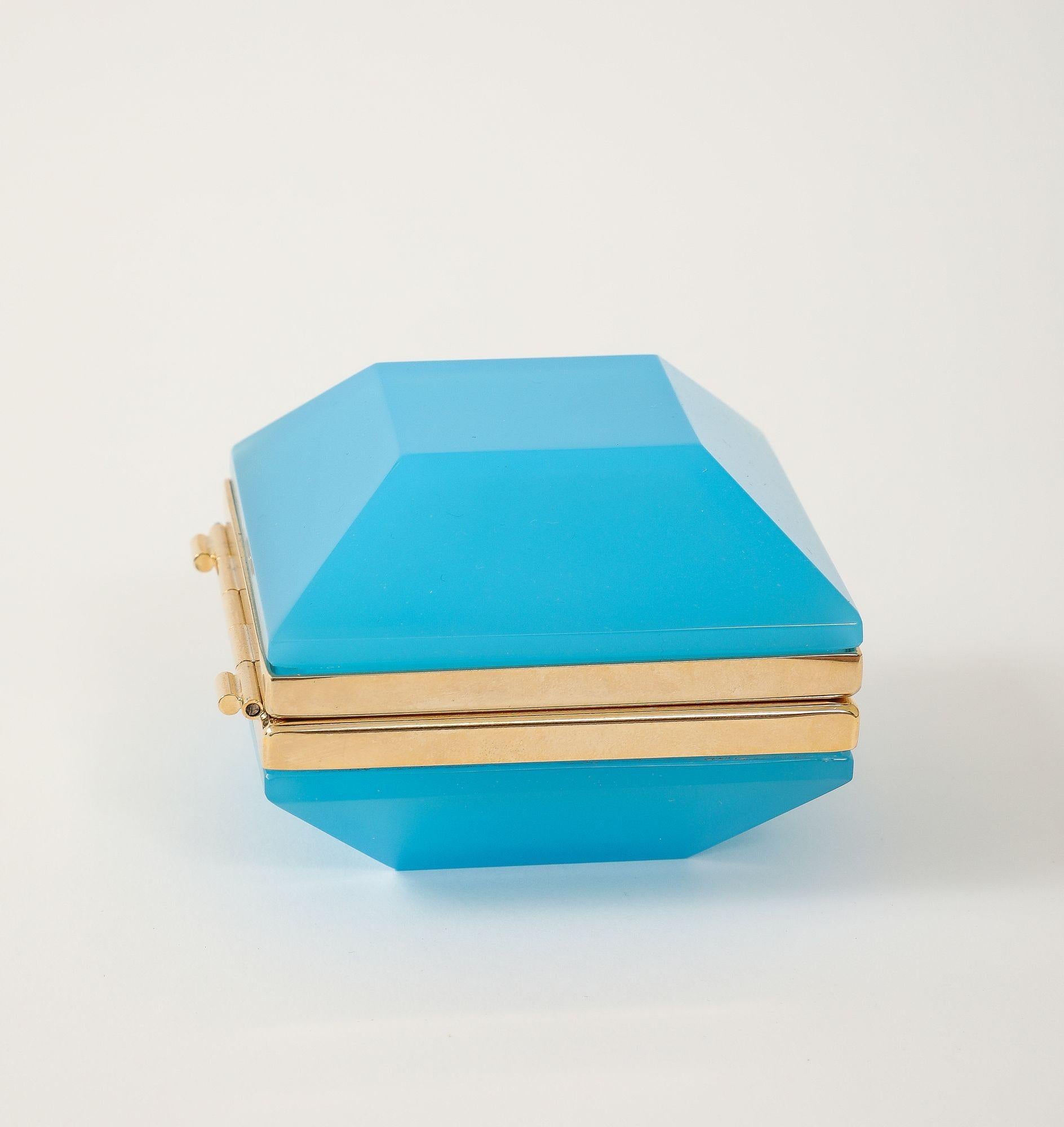 Vetro opalino Antique French French Opaline Square Beveled Box, primi anni del XX secolo. in vendita