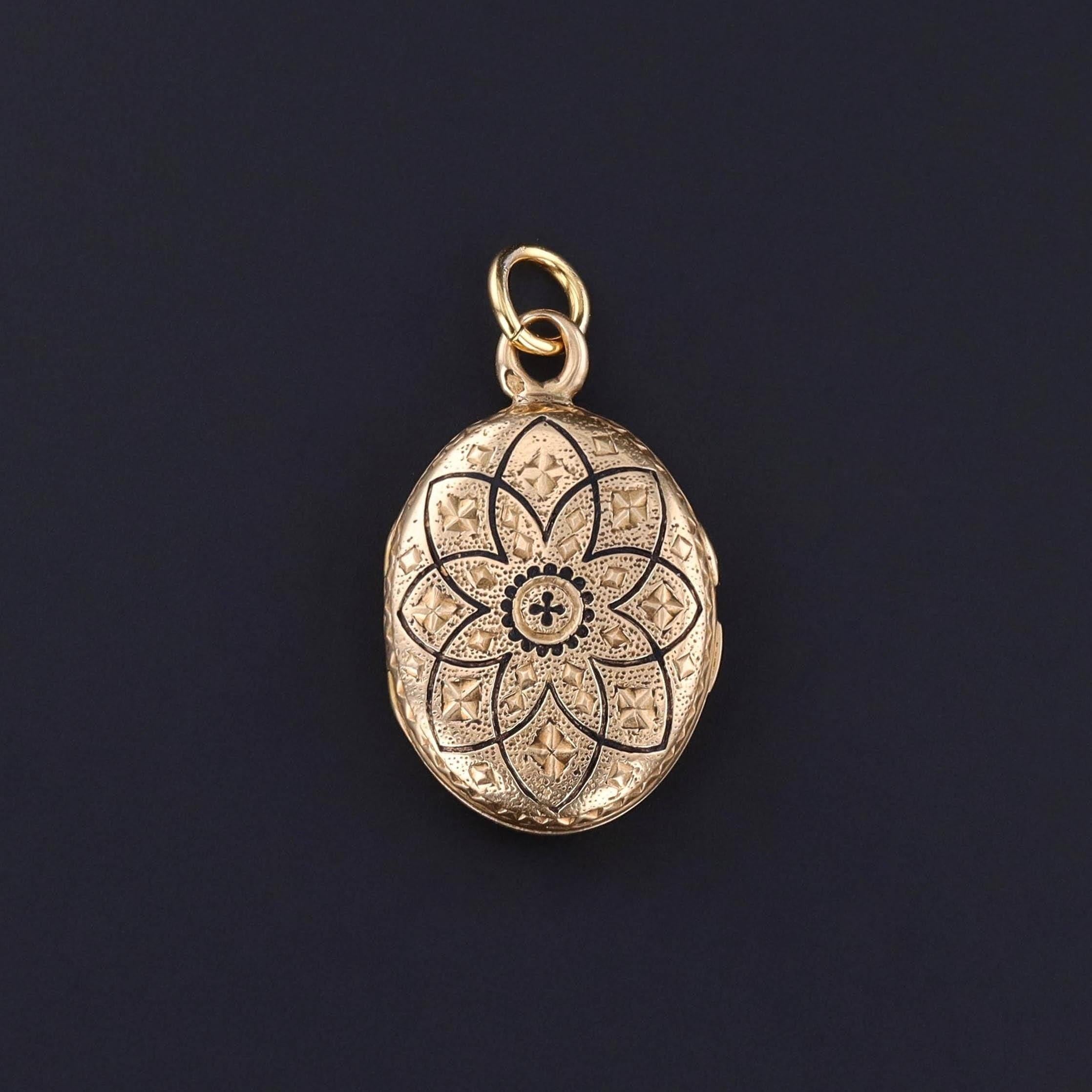 Taille cabochon Médaillon ancien en or 18k avec turquoise et émail en vente