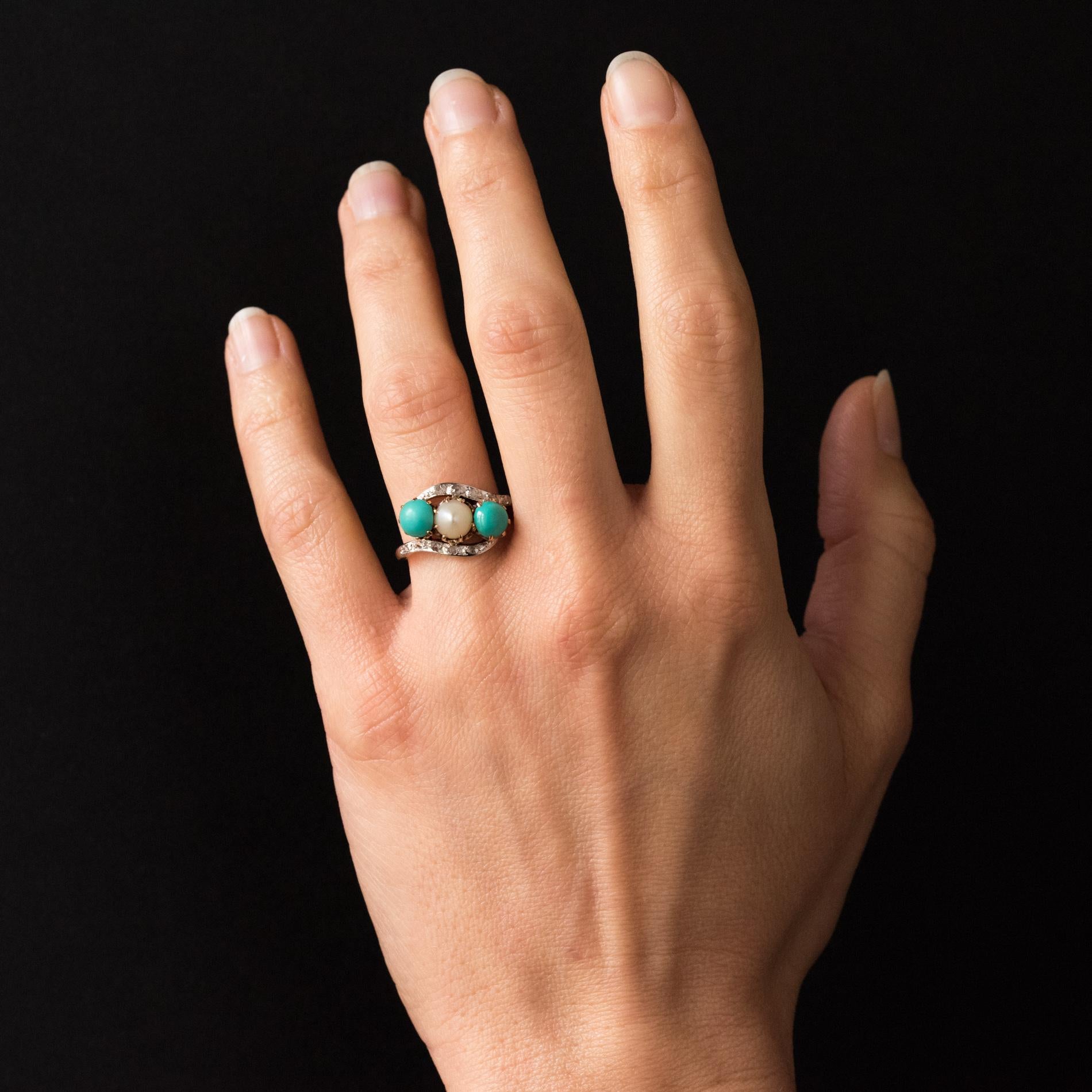 Ring in 18 carat yellow gold, horse head hallmark. 
This ring features a claw set a natural pearl accentuated by round turquoise cabochons on each side all set within curves of rose cut diamonds. 
Length: 1.8 cm, width 1.2 cm, thickness of the ring