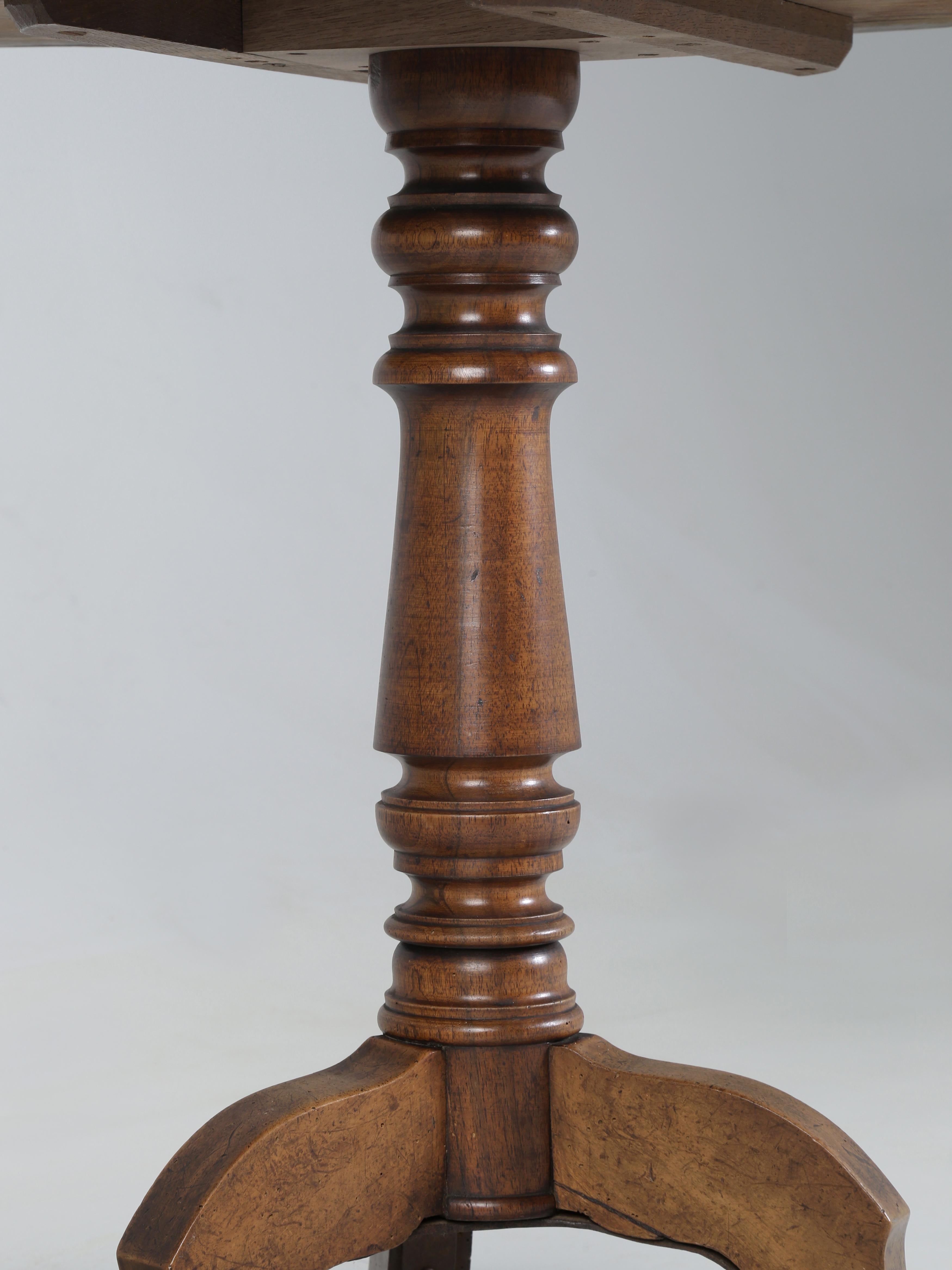 Antique French Turtle Top Pedestal Walnut End Table or Hall Table  For Sale 4