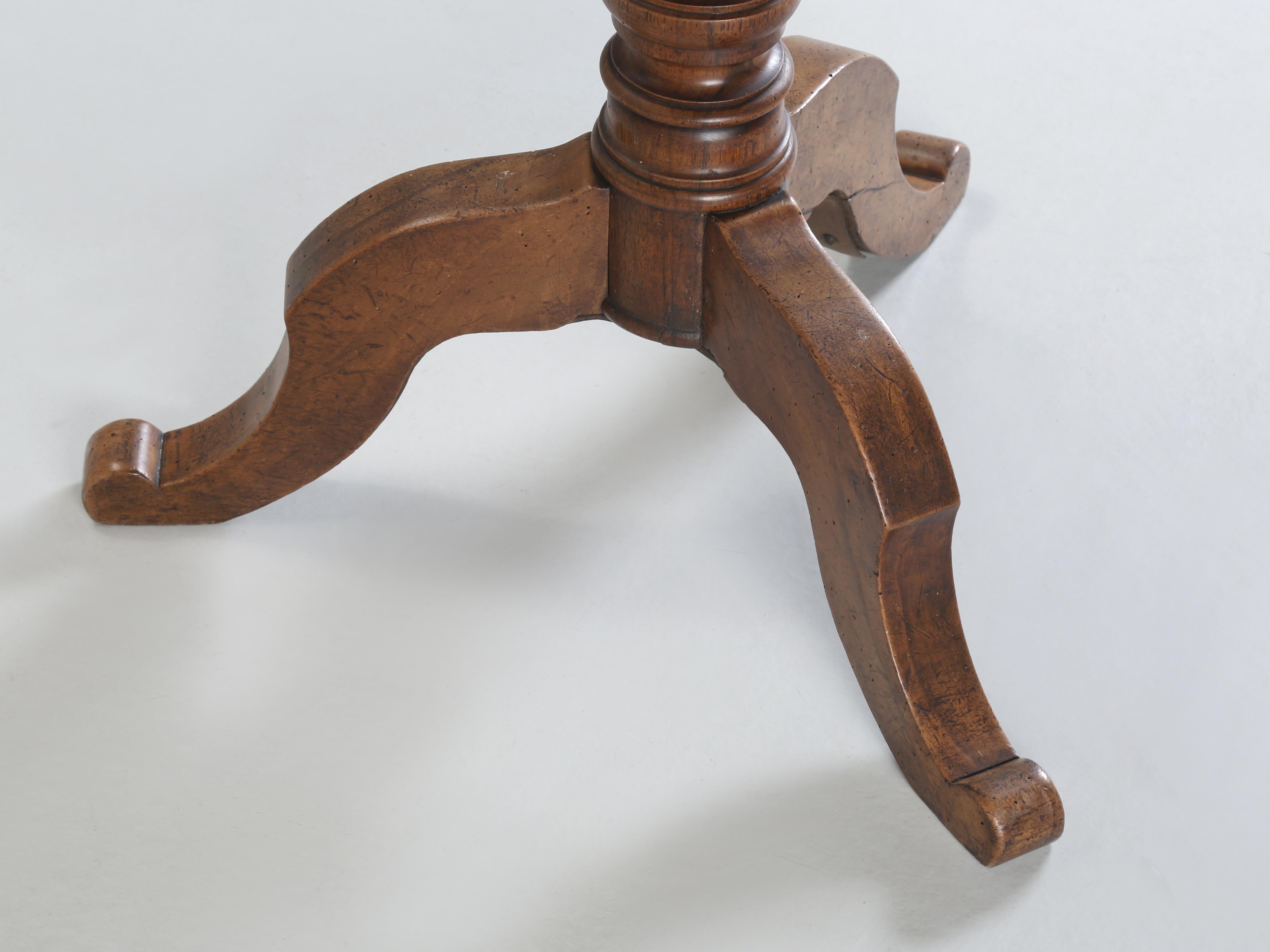 Table d'appoint ou d'entrée ancienne en noyer à piédestal avec plateau en forme de tortue en vente 4