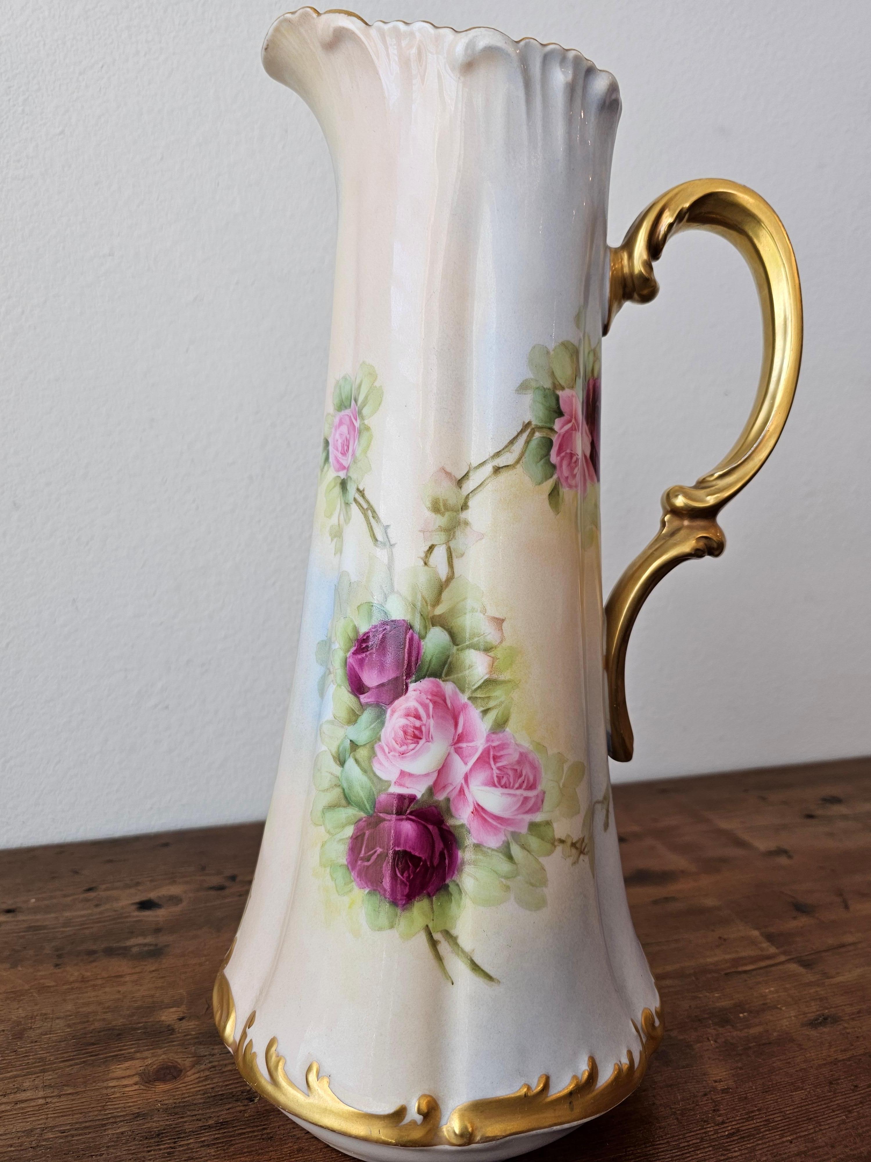 Una bellissima brocca in porcellana di Limoges dipinta a mano d'esportazione francese di grandi dimensioni (sarebbe anche un meraviglioso vaso) con manico e accenti dorati, destinata al mercato americano, decorata dalla fabbrica di porcellana
