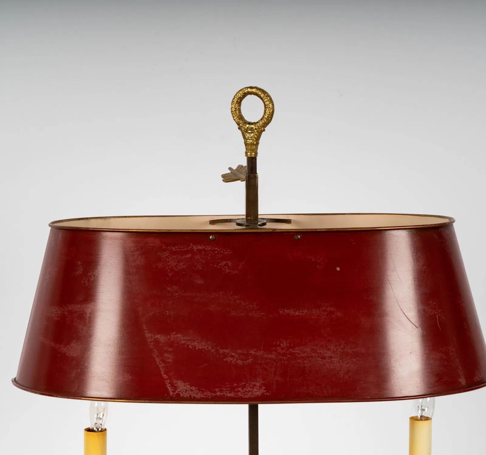 Antiguo Circa 1900 Lámpara de mesa francesa de dos luces Bouillotte de bronce dorado con pantalla de tole rojo

Edad: 1950 - Actualidad

Estilo arquitectónico: Francés

Material: Latón, Vidrio, Tole

Dimensiones totales: 26
