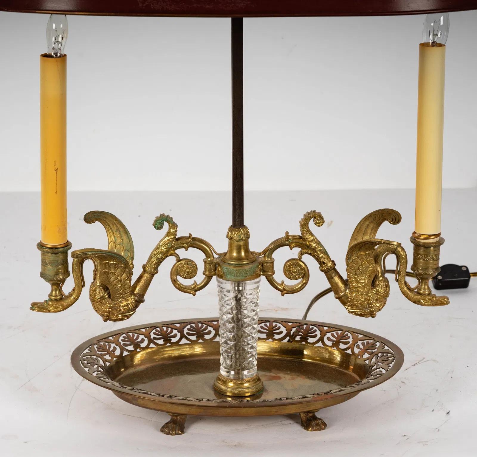 Antique French Lámpara de Mesa de Dos Luces Bouillotte de Bronce Dorado con Pantalla de Tole Rojo Napoleón III en venta
