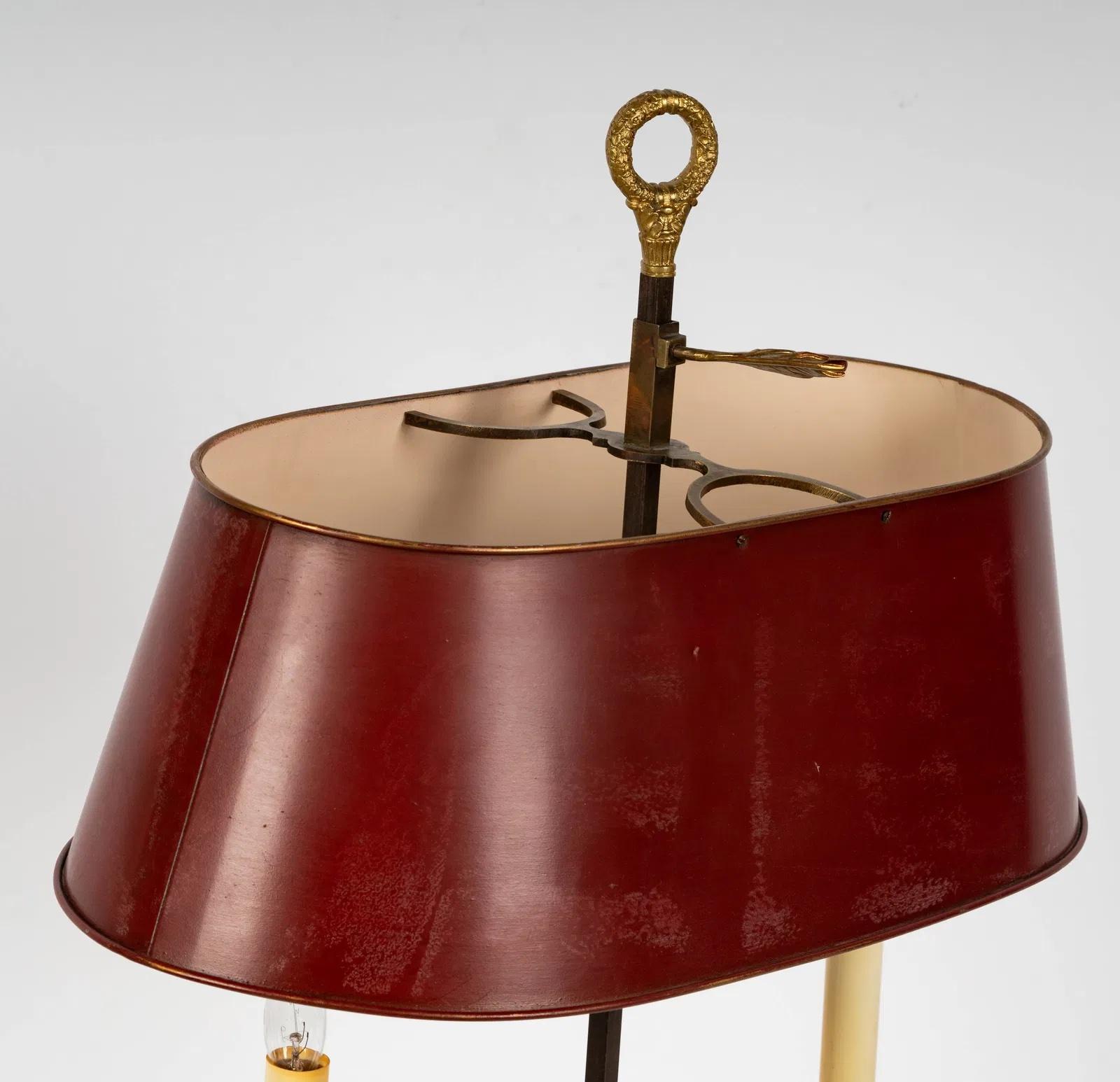 Antique French Lámpara de Mesa de Dos Luces Bouillotte de Bronce Dorado con Pantalla de Tole Rojo Francés en venta