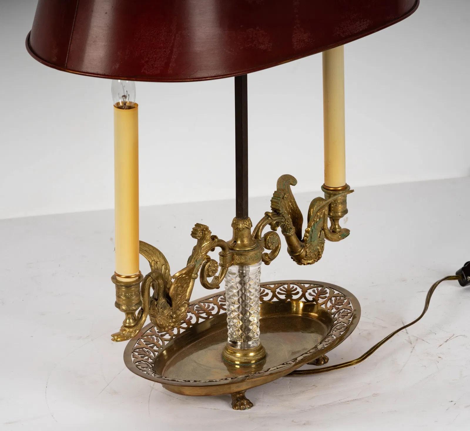 Antique French Lámpara de Mesa de Dos Luces Bouillotte de Bronce Dorado con Pantalla de Tole Rojo en Bueno estado para la venta en Los Angeles, CA