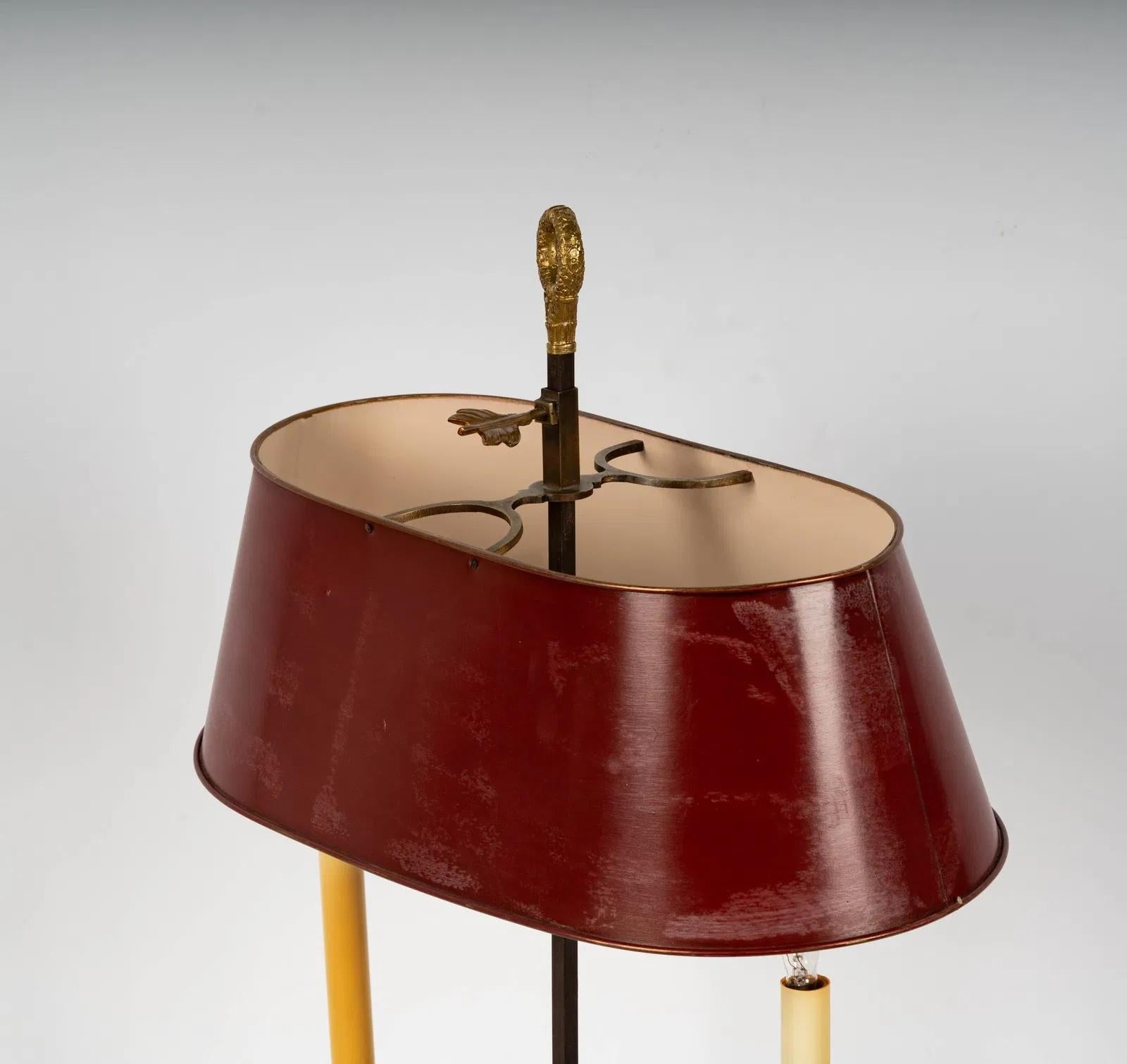 Antique French Lámpara de Mesa de Dos Luces Bouillotte de Bronce Dorado con Pantalla de Tole Rojo siglo XX en venta