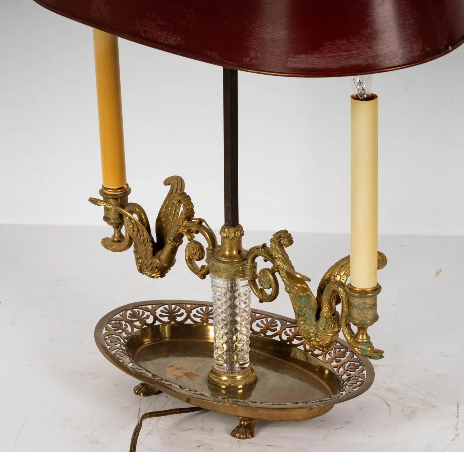 Antique French Lámpara de Mesa de Dos Luces Bouillotte de Bronce Dorado con Pantalla de Tole Rojo Latón en venta