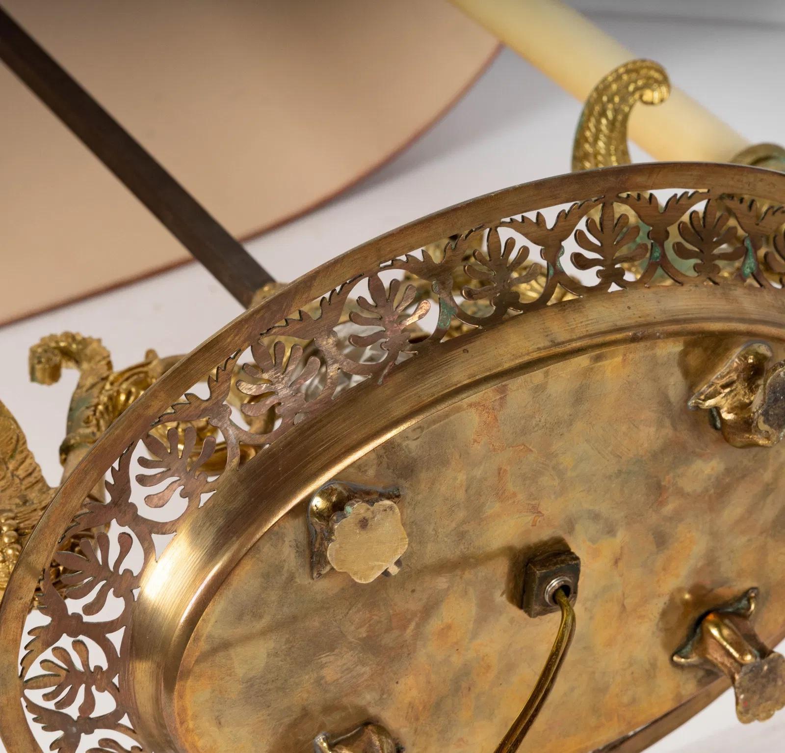 Antique French Lámpara de Mesa de Dos Luces Bouillotte de Bronce Dorado con Pantalla de Tole Rojo en venta 1