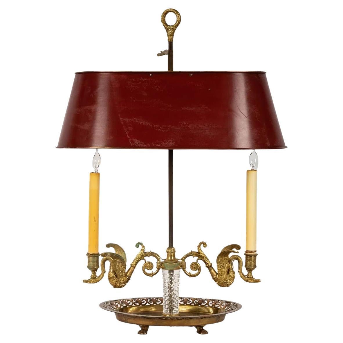Antique French Lámpara de Mesa de Dos Luces Bouillotte de Bronce Dorado con Pantalla de Tole Rojo en venta