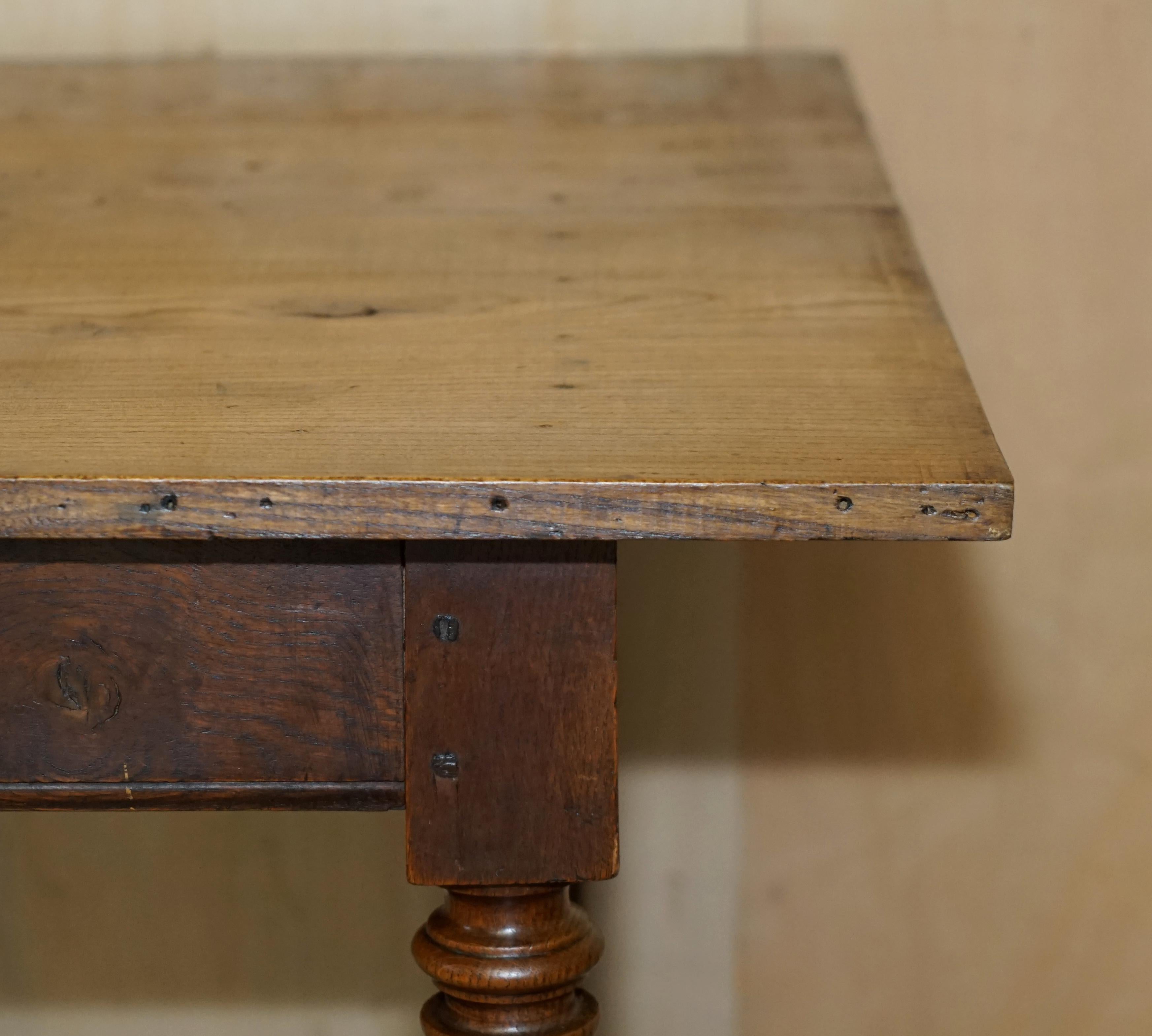 Ancienne table de salle à manger de ferme en bois fruitier à deux rangées de planches en vente 5