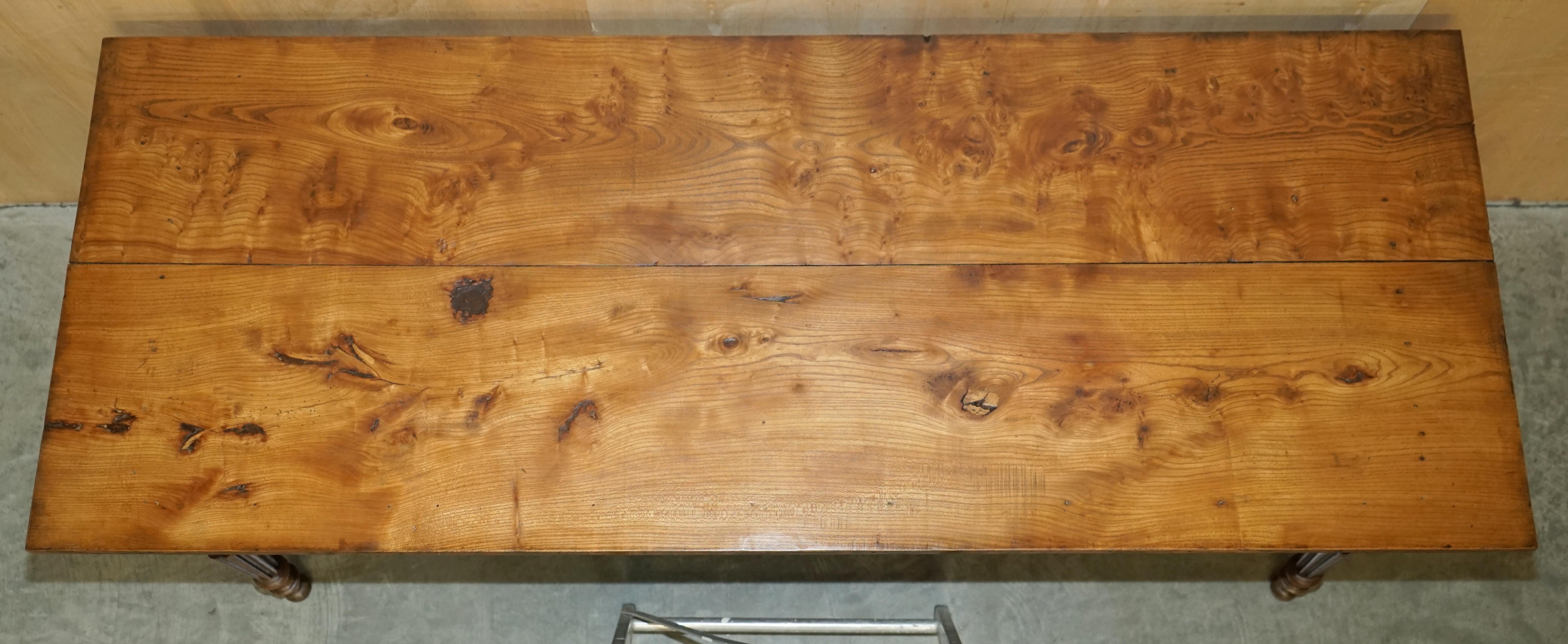 Ancienne table de salle à manger de ferme en bois fruitier à deux rangées de planches en vente 8