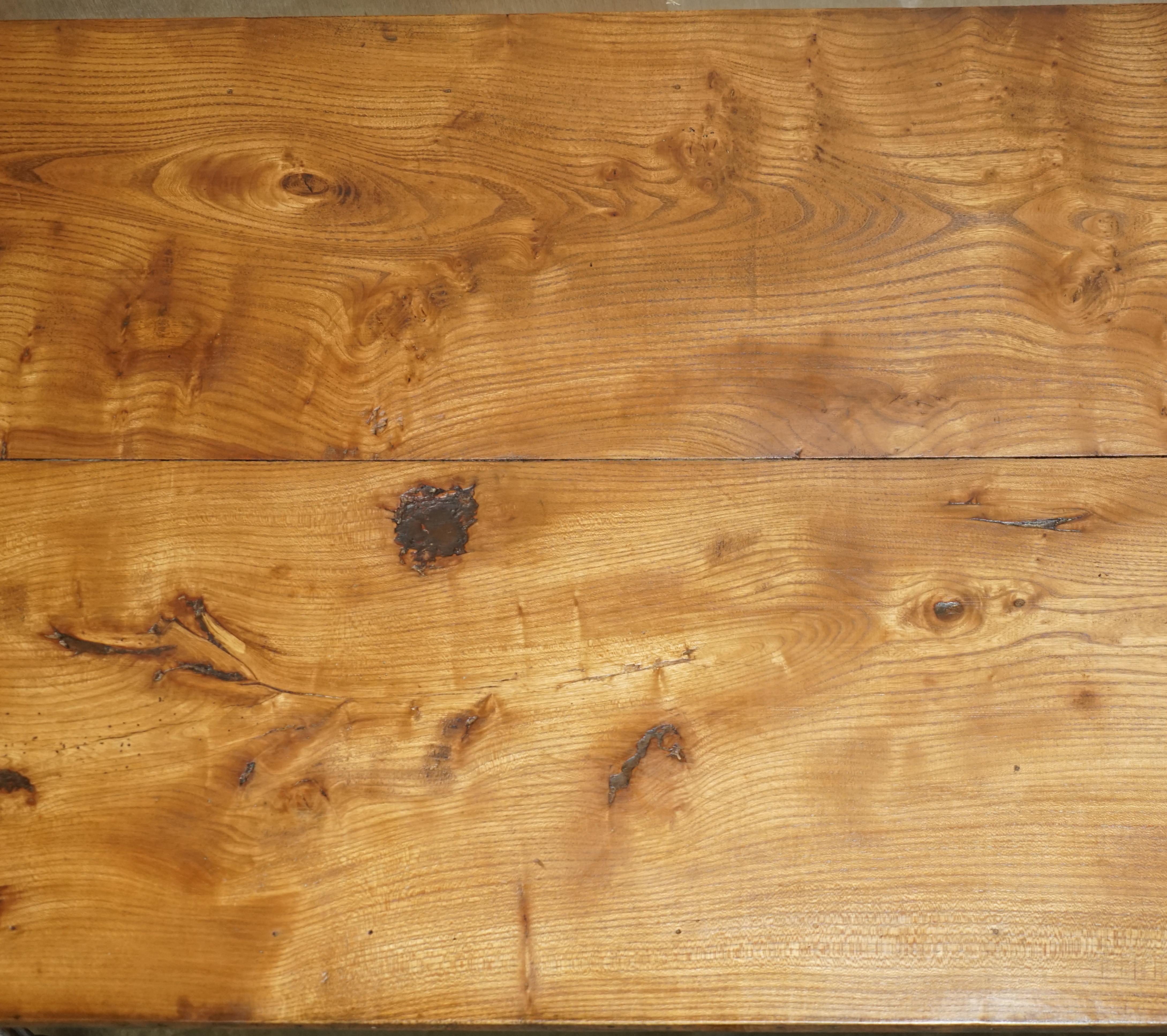 Ancienne table de salle à manger de ferme en bois fruitier à deux rangées de planches en vente 10
