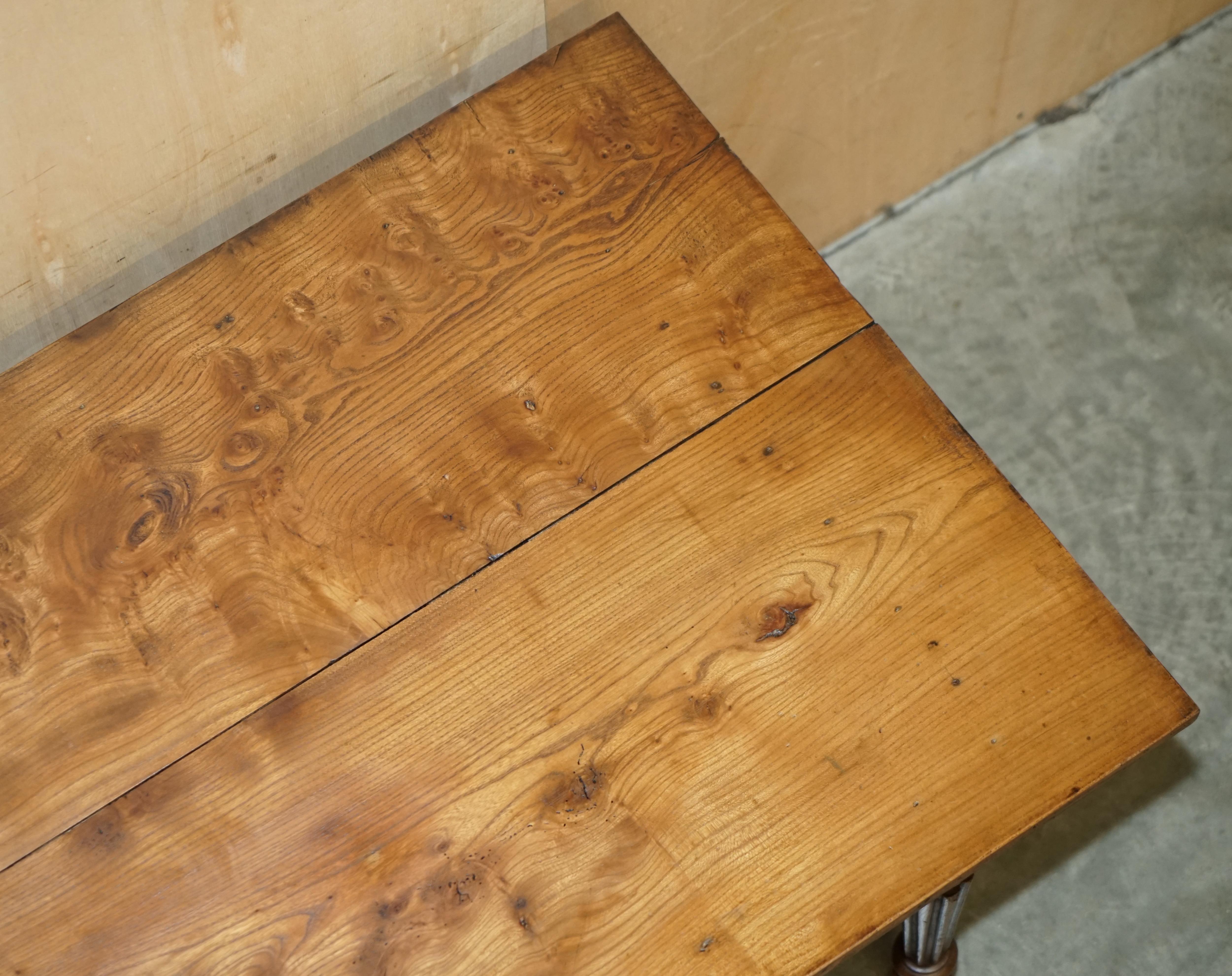 Ancienne table de salle à manger de ferme en bois fruitier à deux rangées de planches en vente 11
