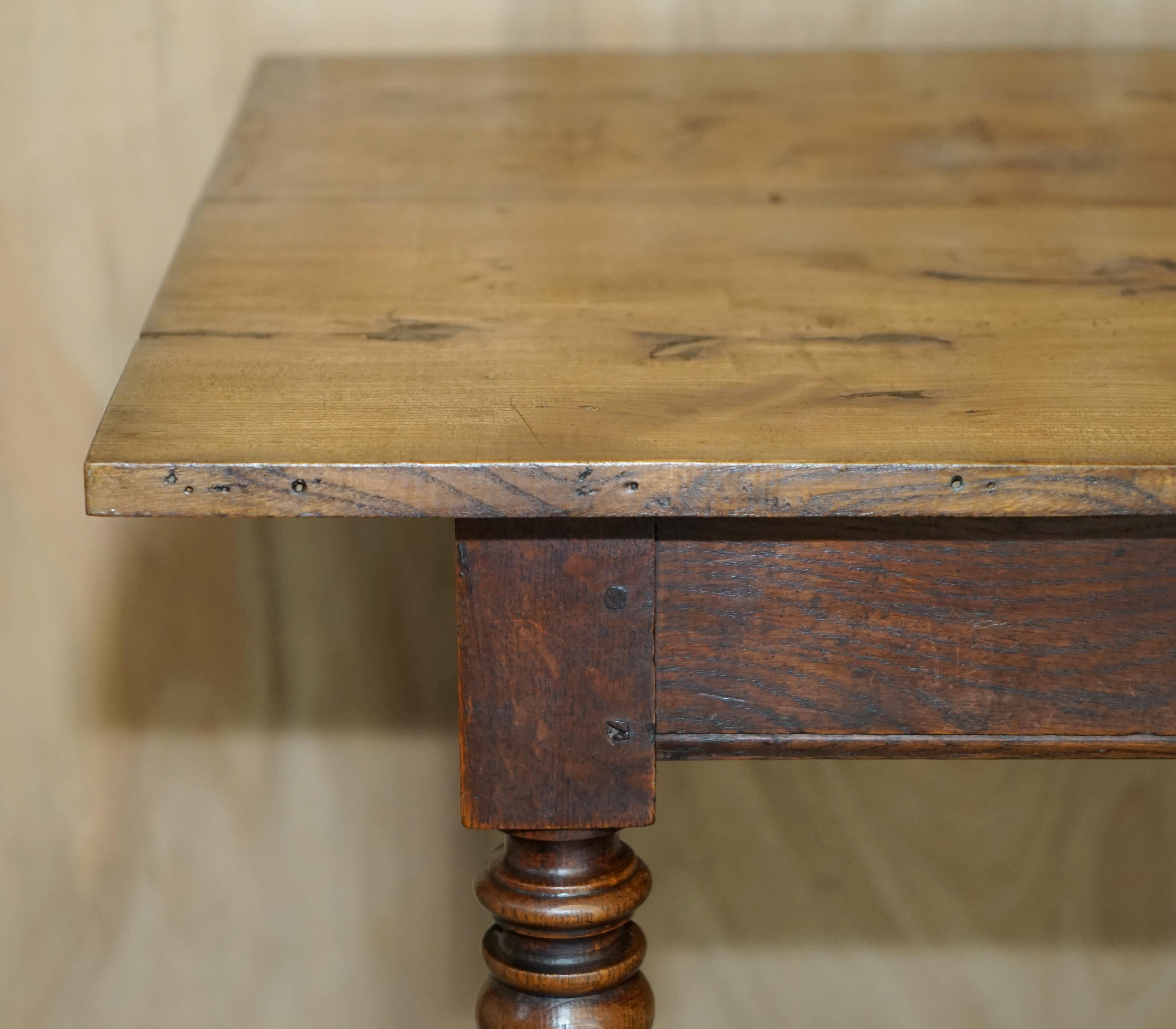 Fait main Ancienne table de salle à manger de ferme en bois fruitier à deux rangées de planches en vente