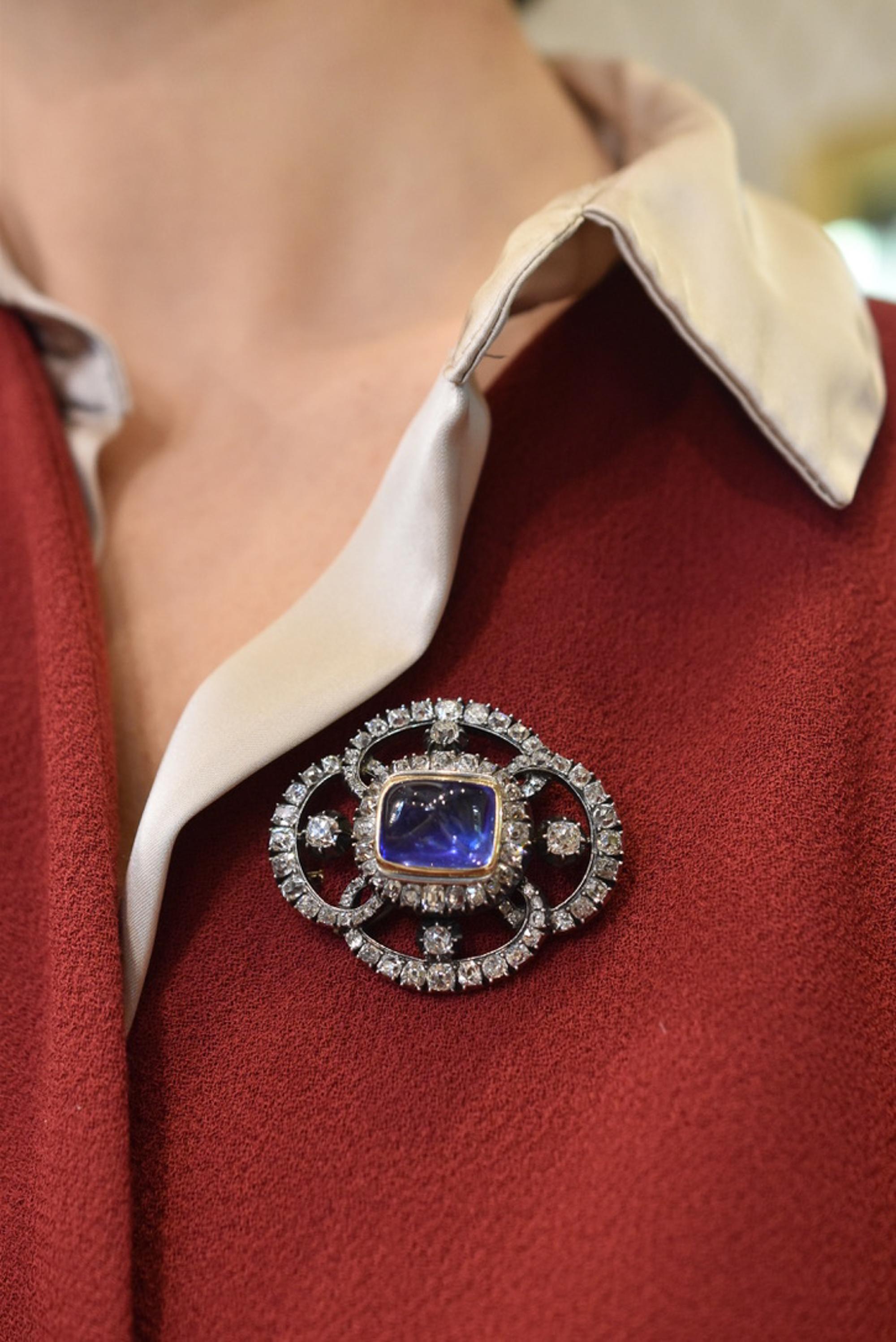 Antique French Sapphire and Diamond Brooch in silver backed gold, showcasing 9 carats of Old cut Diamonds and a 20ct No Heat Sugarloaf Ceylon Sapphire.
Made in France, Mid 19th Century.