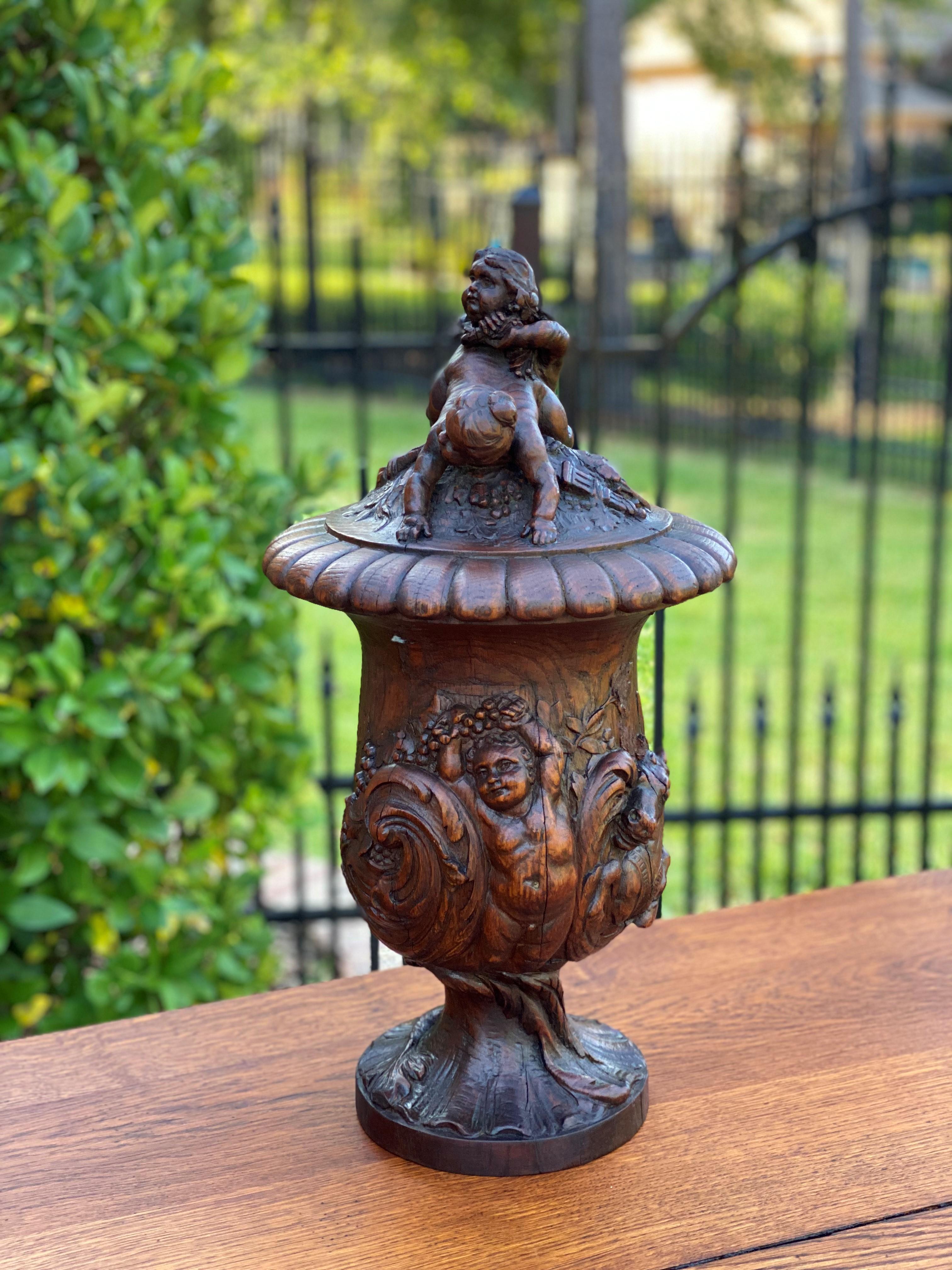 Antique French Urn Vase Oak Cherubs Putti Highly Carved Hippocamp 19thC in vendita 2