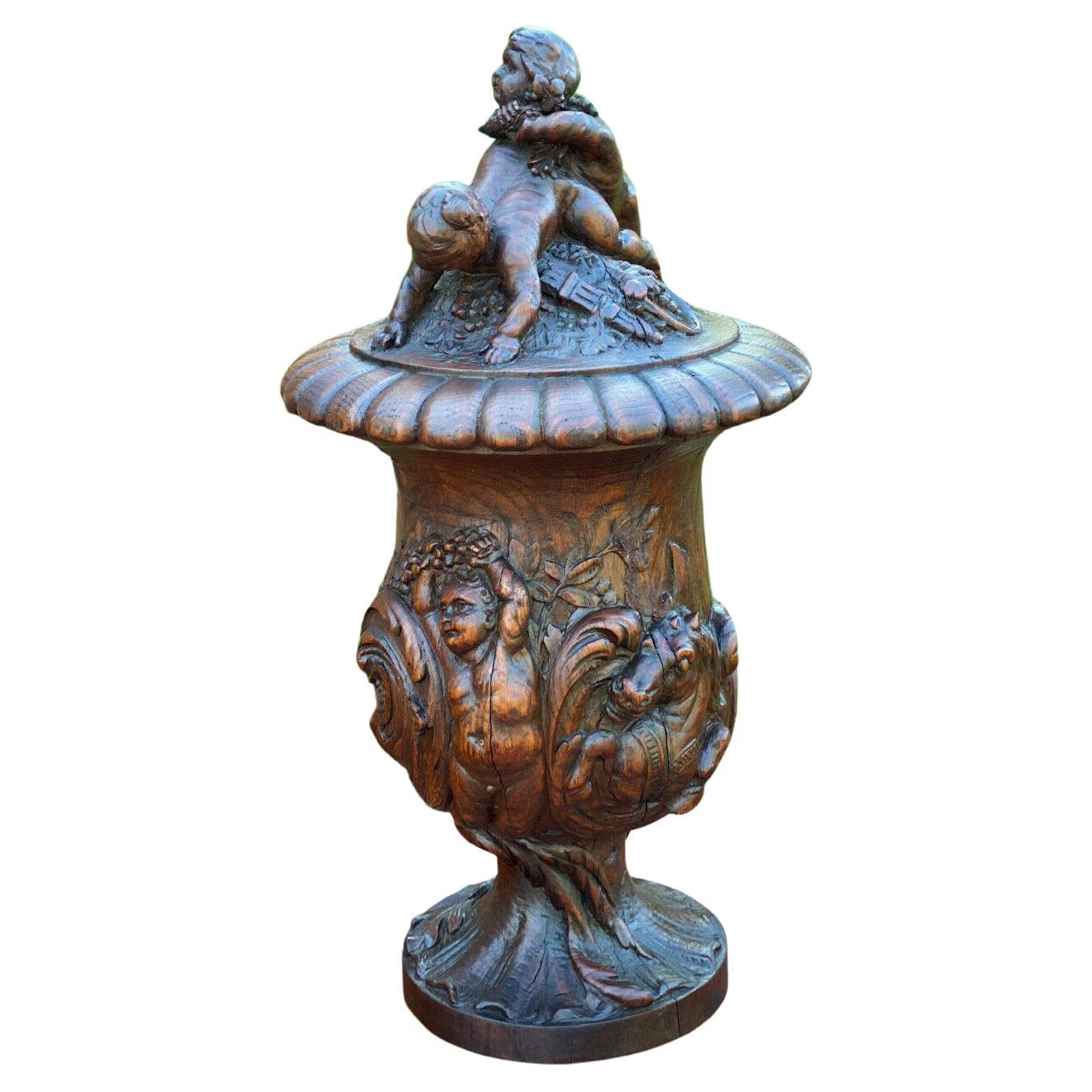 Ancien vase urne-urne français en chêne avec chérubins Putti hautement sculpté Hippocamp, 19ème siècle