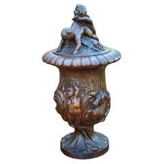 Ancien vase urne-urne français en chêne avec chérubins Putti hautement sculpté Hippocamp, 19ème siècle