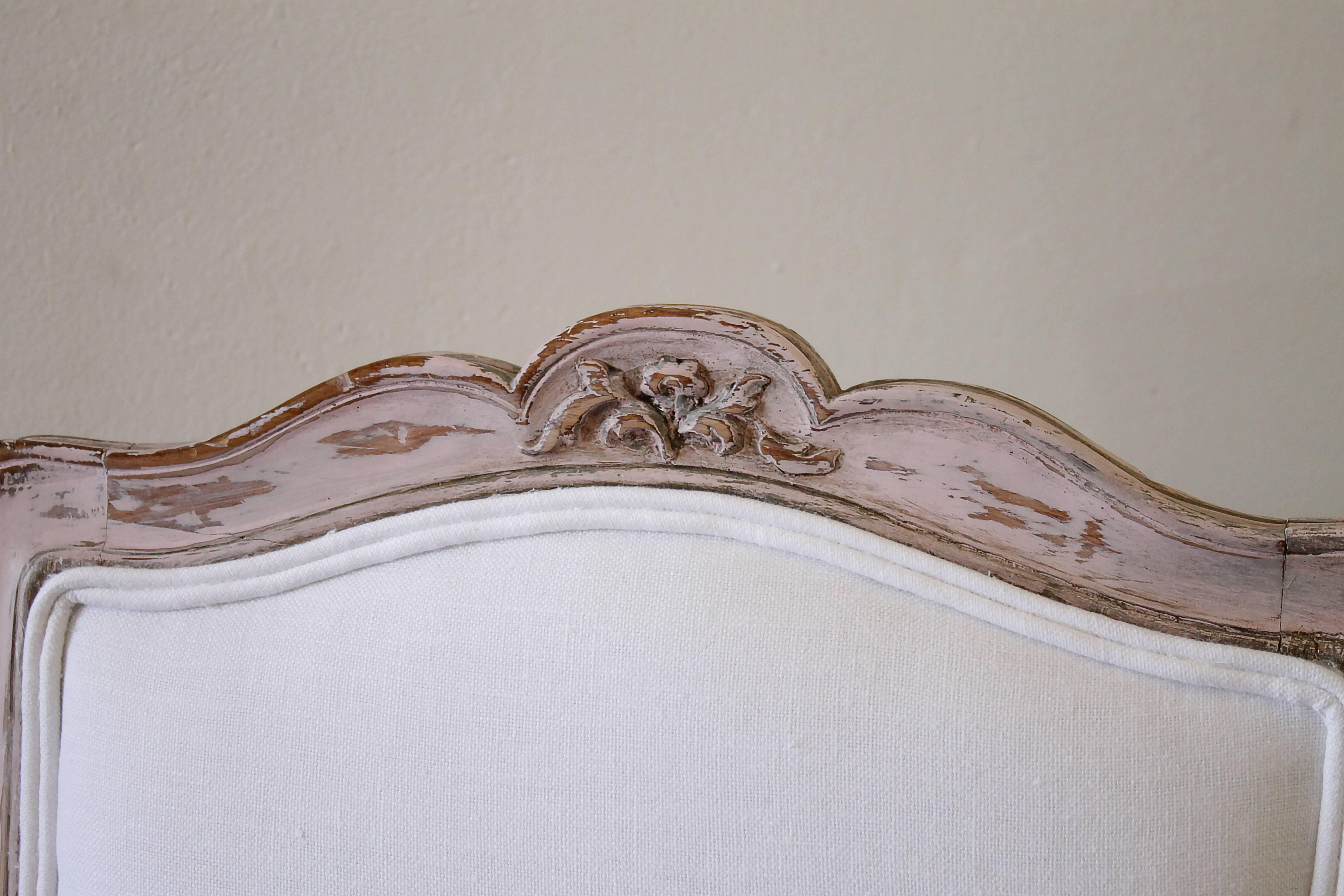 Antiker französischer Frisierstuhl in blassem Rosa lackiert und mit weißem belgischem Leinen bezogen.

Maße: 22