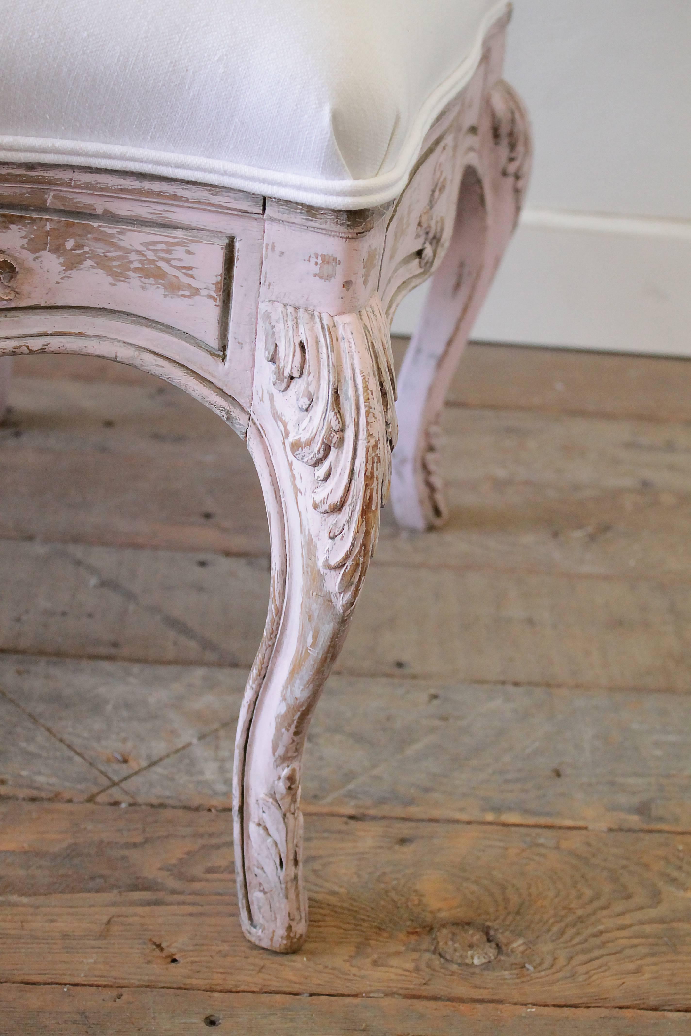 Français Chaise de coiffeuse française ancienne peinte en lin belge rose pâle et blanc en vente