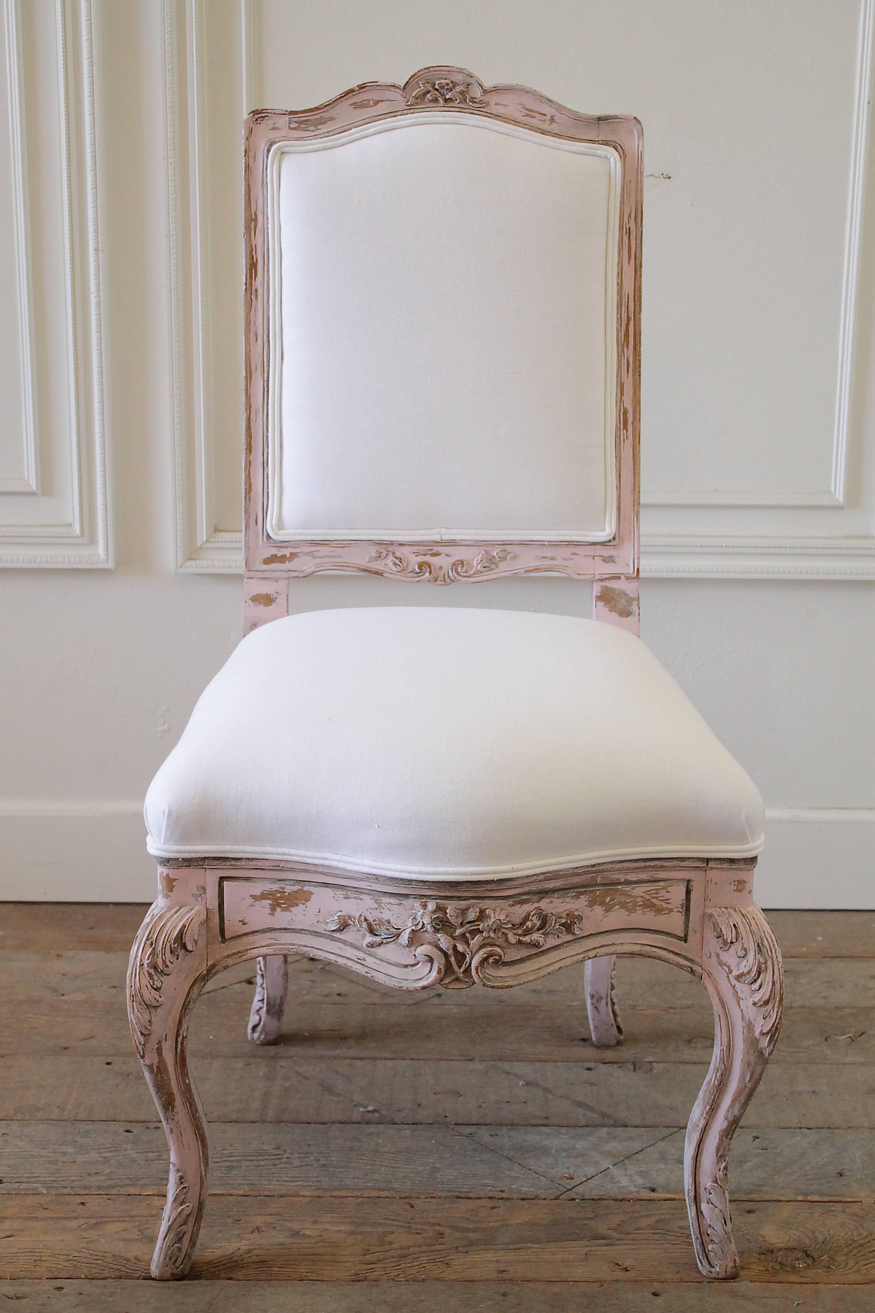 Peint Chaise de coiffeuse française ancienne peinte en lin belge rose pâle et blanc en vente