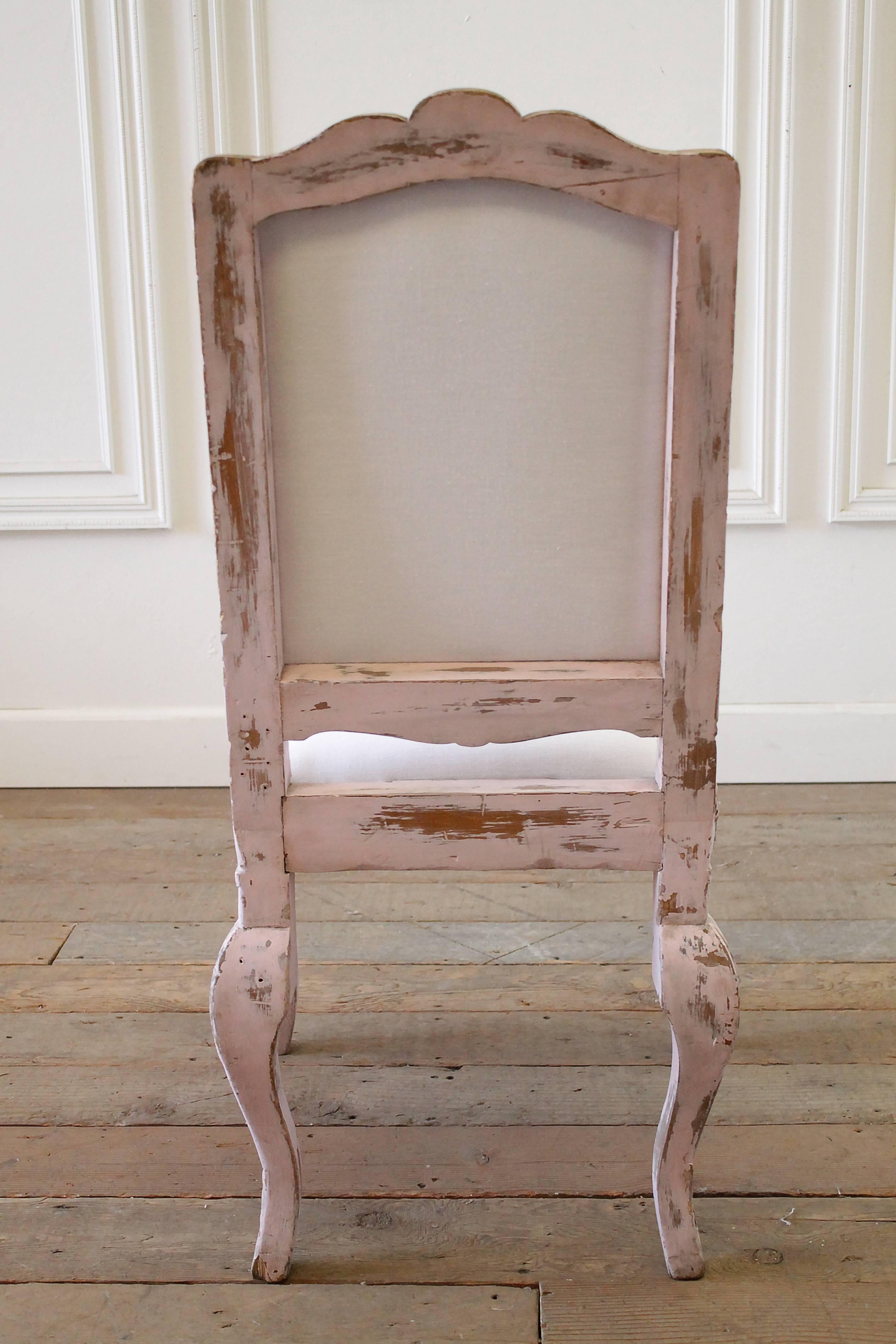 20ième siècle Chaise de coiffeuse française ancienne peinte en lin belge rose pâle et blanc en vente