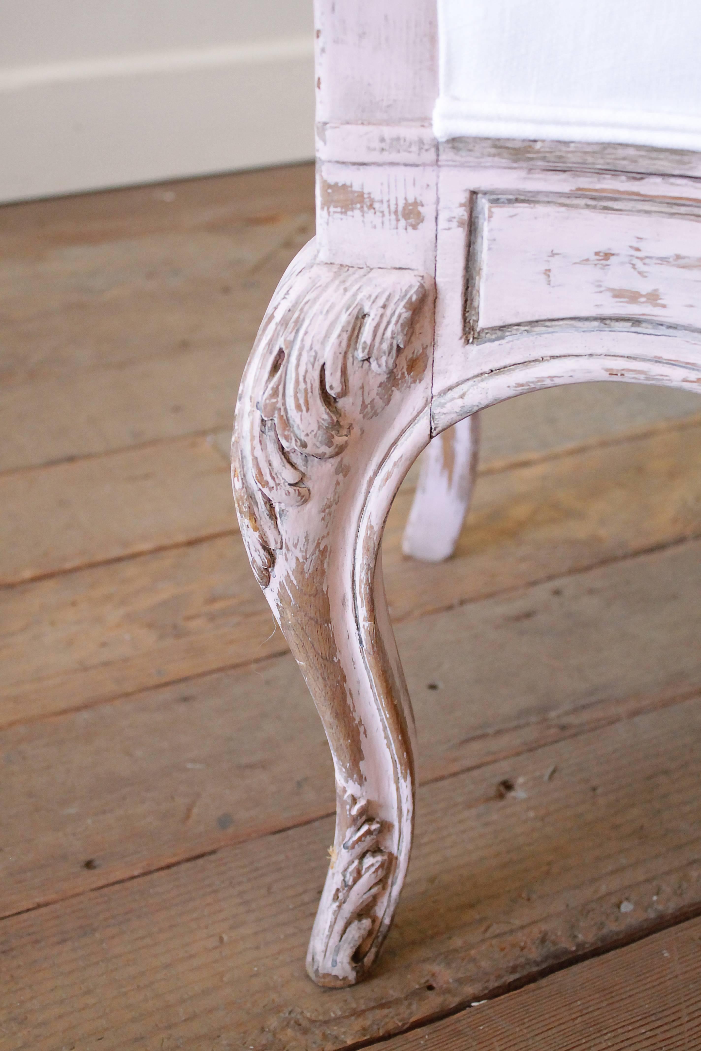 Chaise de coiffeuse française ancienne peinte en lin belge rose pâle et blanc en vente 1